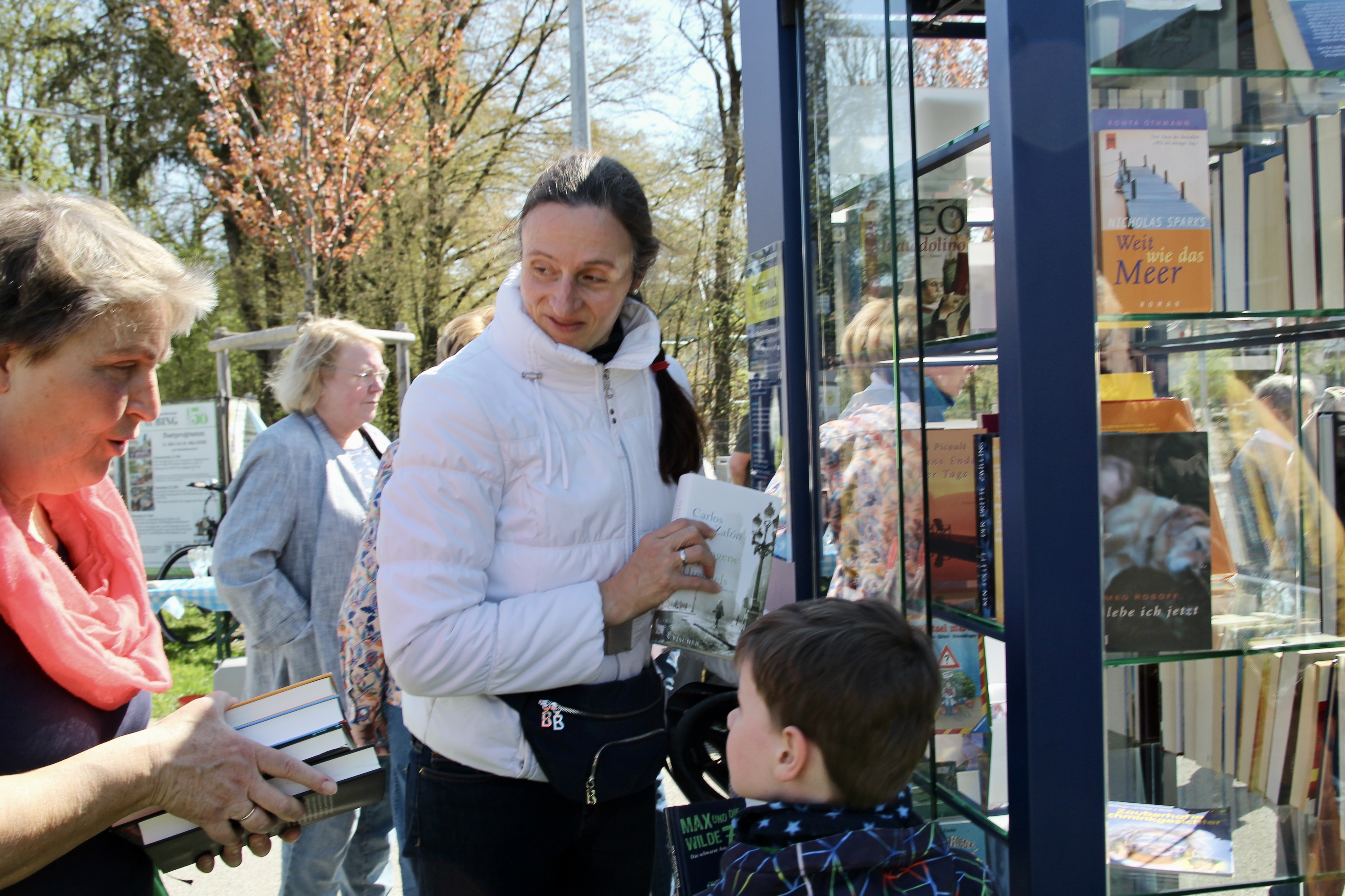 Gleich reger Tauschverkehr am Bücherschrank. V.l. Dagmar Mosch vom BA und Anwohnerin Regina Meyer, im Hintergrund Barbara Kuhn.