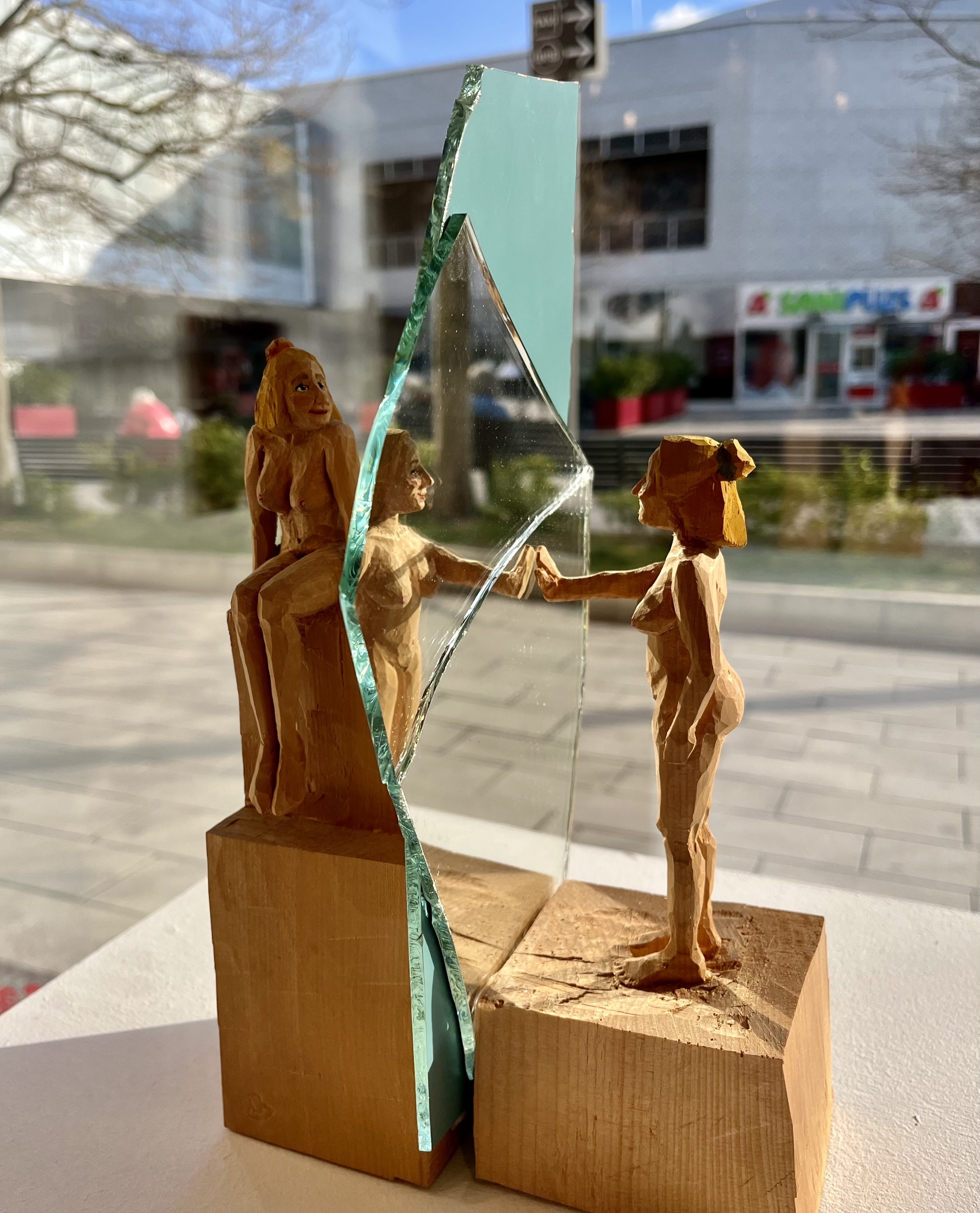 Überraschende Einblicke zwischen den Einkäufen: noch bis Ende Mai gibt’s Kunstwerke vom KünstlerSpectrum in den Arcaden. Im Bild Schnitzfiguren der Aubingerin Pia Eisenhut.