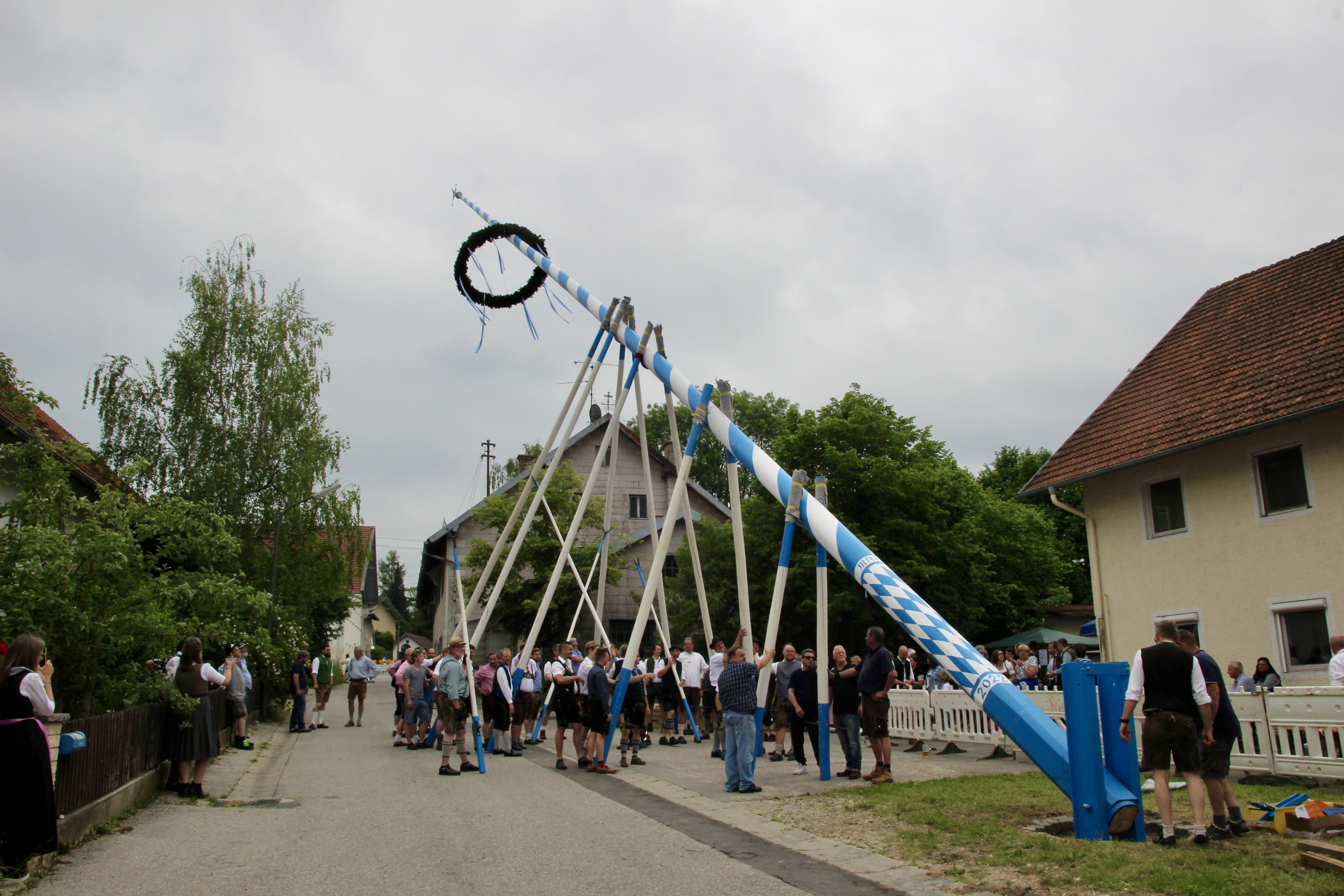 So ähnlich könnte es am 1. Mai in Langwied aussehen, auch dort wird der Maibaum traditionsgemäß mit Schwaiberln aufgestellt. Das Bild zeigt die Oberbrunner Burschen im vergangenen Jahr.