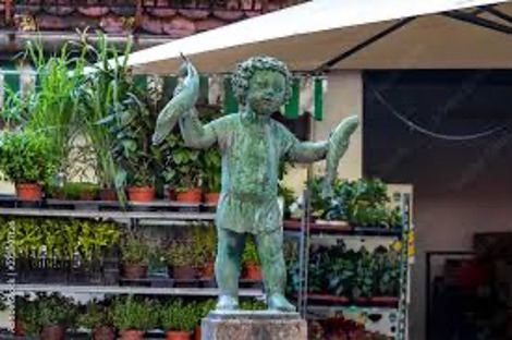 Der historische Fischbrunnen am Markt wurde 1938 vom Pasinger Bildhauer Hans Osel fertig gestellt.