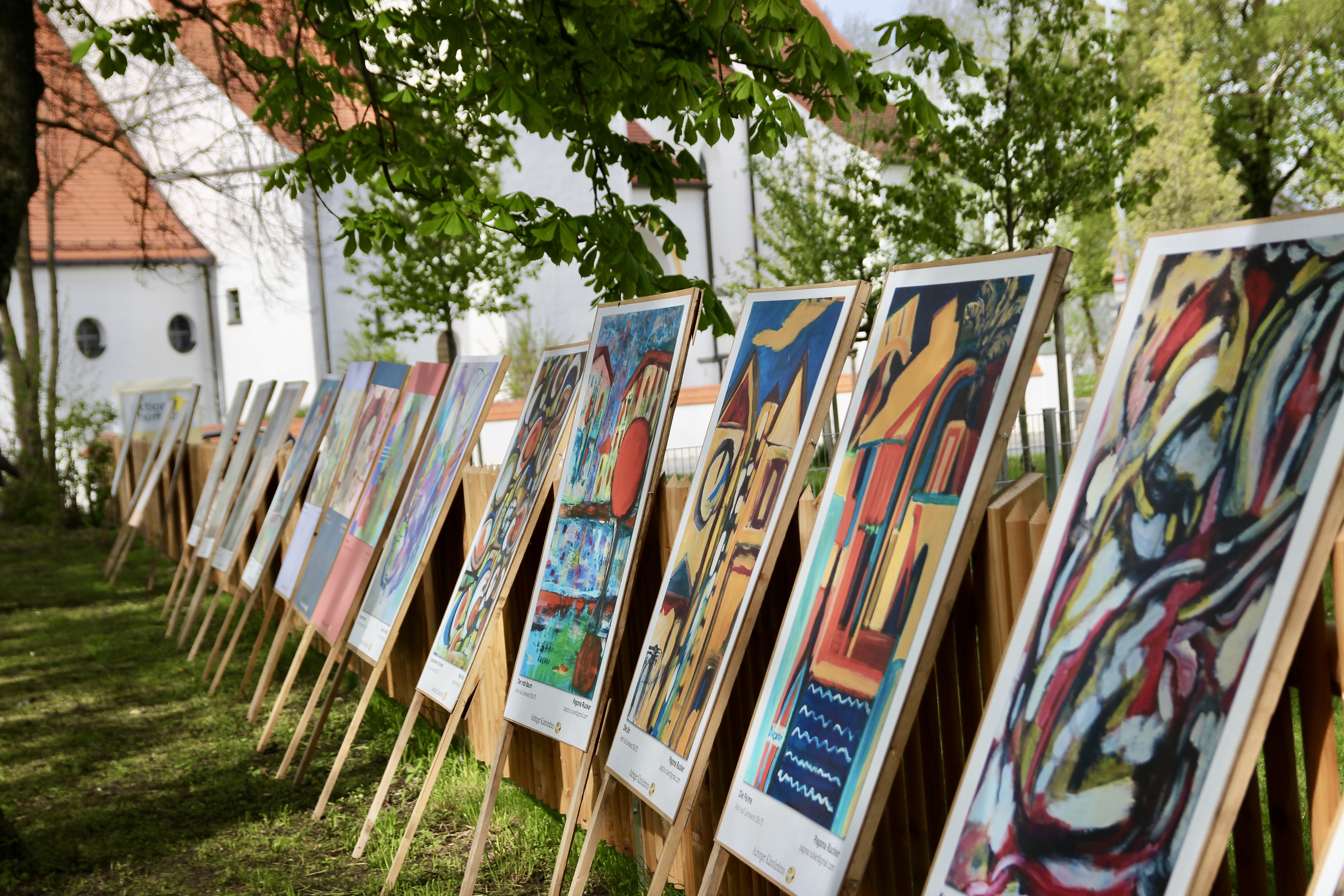 Warten auf Zaungäste