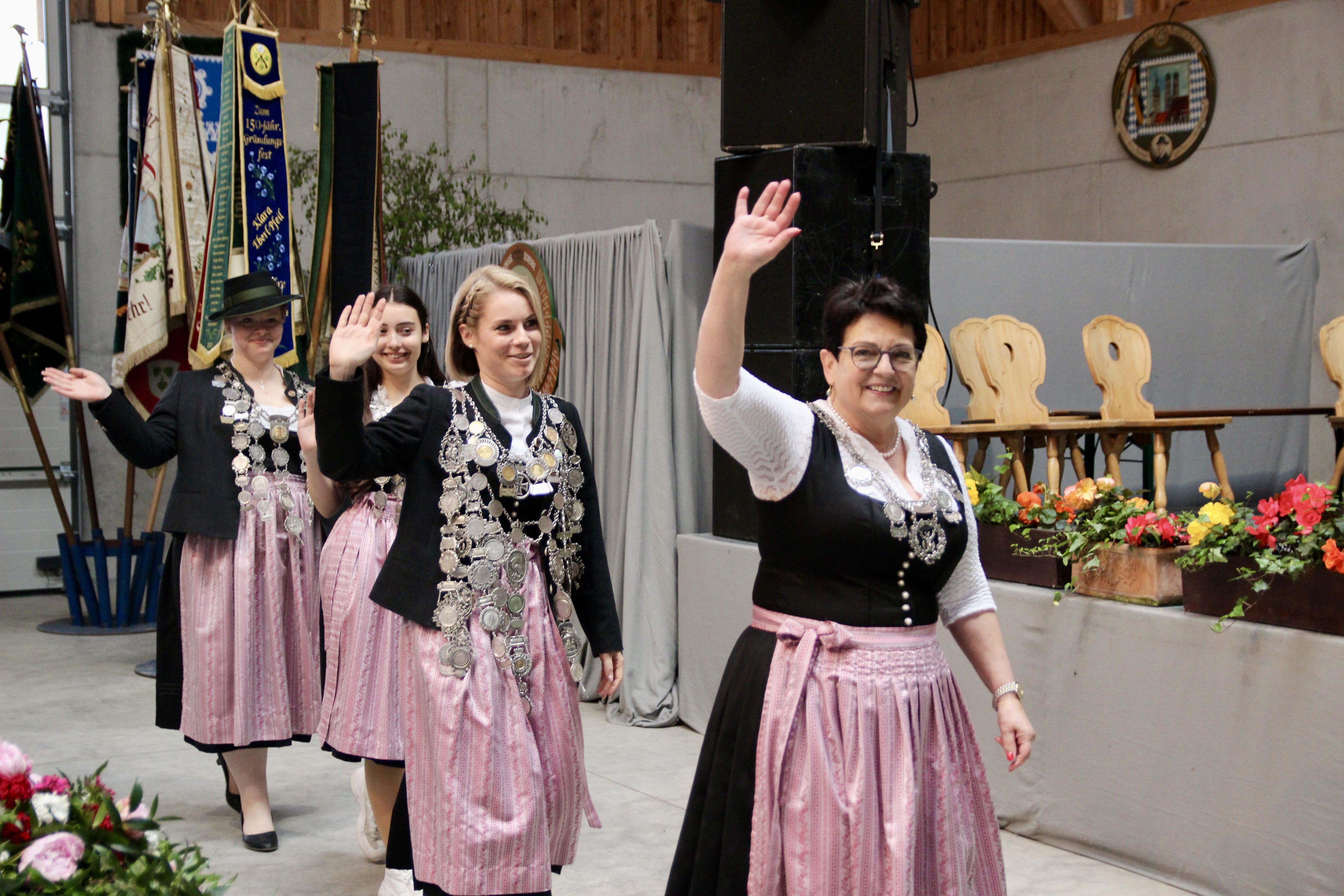 Auftakt zur Siegerehrung mit Einzug der Schützenköniginnen v.l. Nicole Schröter, Julia Schwalbe, Johanna Schneider und Klara Eberl-Pfeil.