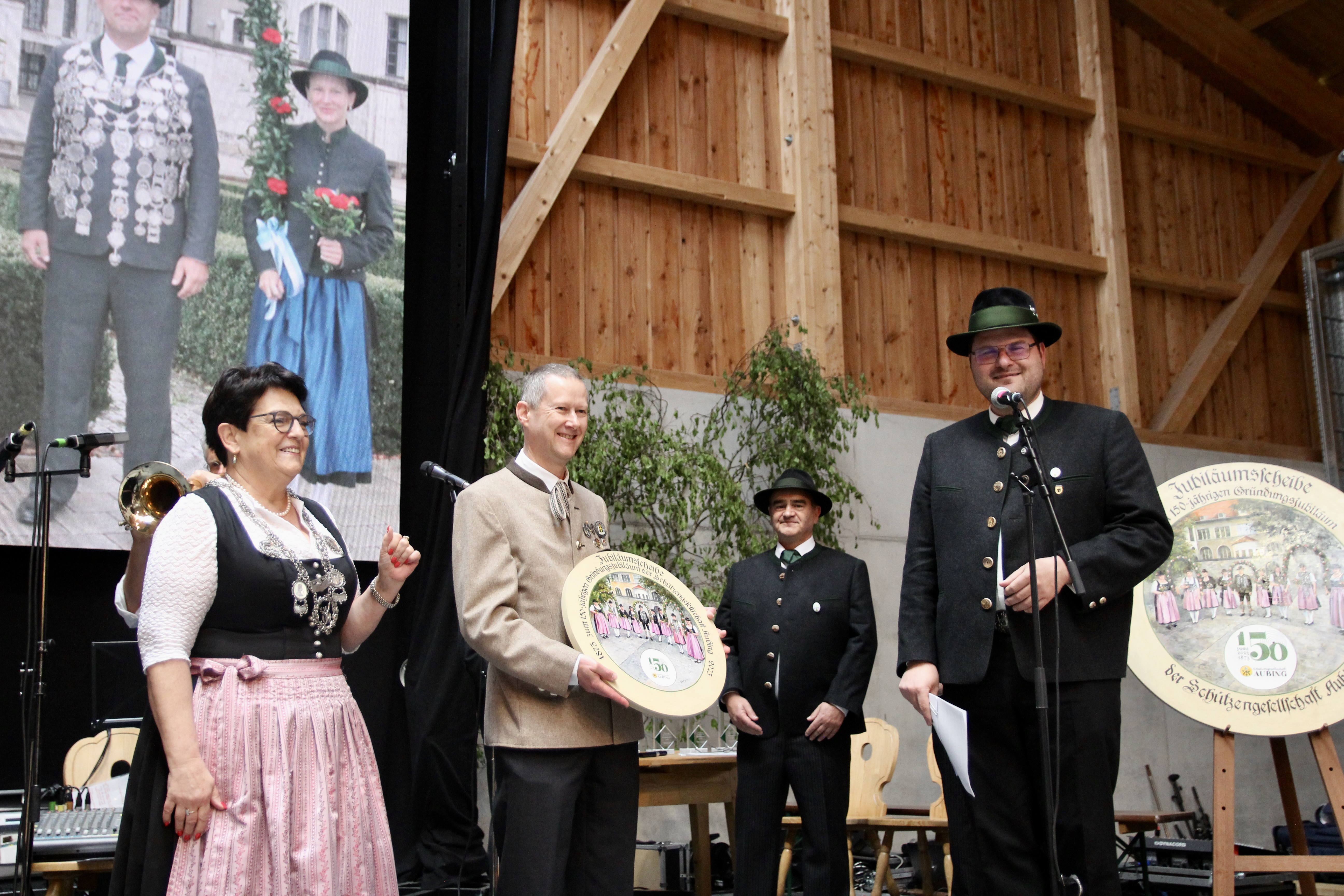 Der Sieger des Jubiläumsschießens Jürgen Titze vom SG Pasing 1864 e.V. (2.v.l.) bekam eine Miniausgabe der Jubiläumsscheibe von erster Schützenmeisterin Klara Eberl-Pfeil, Jugendleiter Peter Kögelmeier und Sebastian Kriesel (v.l.).