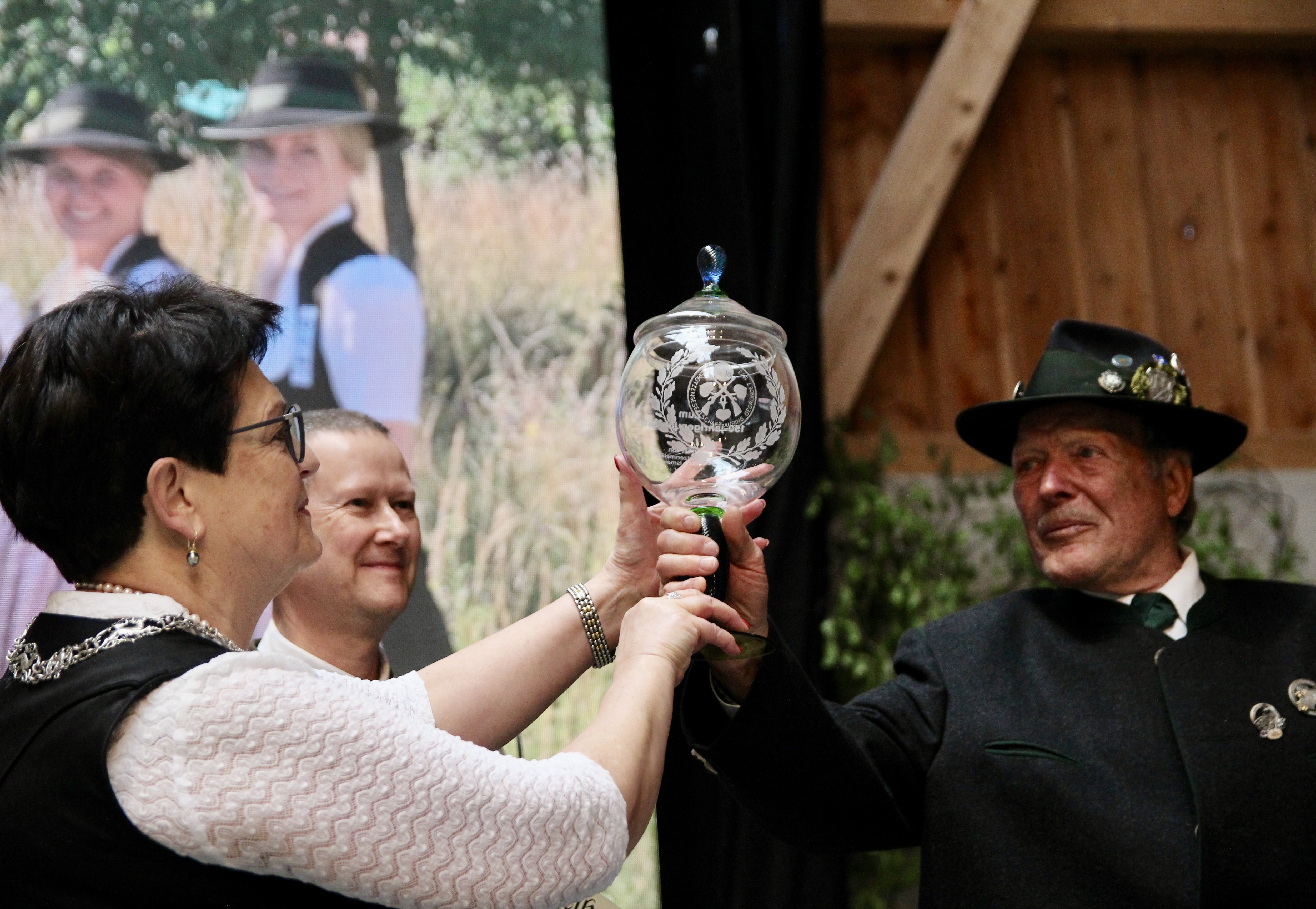 Der Jubiläumspokal: v.l. Schützenmeisterin Klara Eberl-Pfeil, Sieger des Jubiläumsschießens Jürgen Titze und Ehrenschützenmeister Georg Ismair.