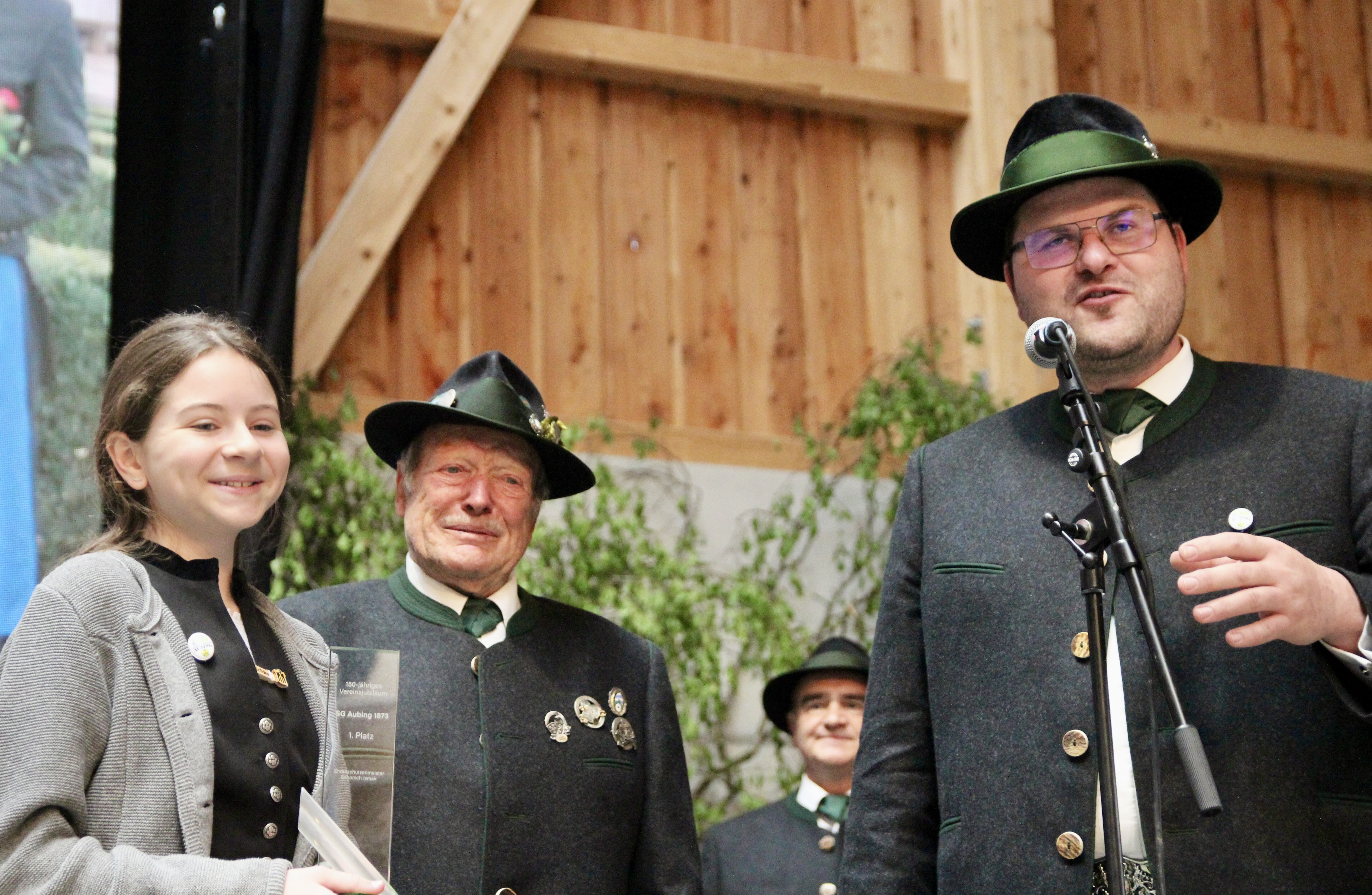 Sicheres Händchen: die zwölfjährige Franzi Gromann lag mit 152,95 Teiler am nächsten an den 150 dran und erhielt dafür den Wanderpokal.