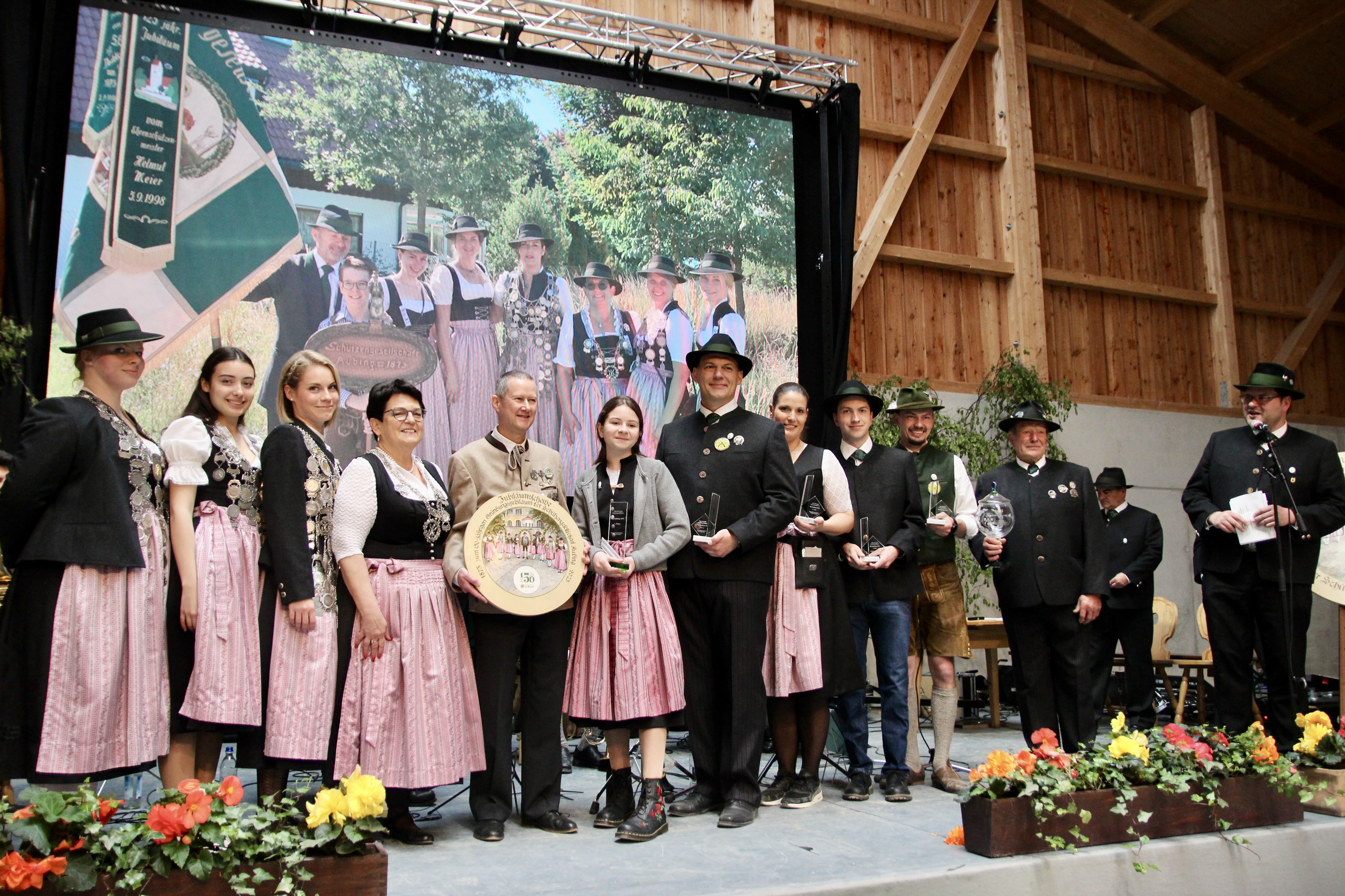 Die Königsproklamation war das Highlight des Schützenfestes. In der Mitte Schützenmeisterin der SG Aubing, Klara Eberl-Pfeil, mit dem Sieger des Jubiläumsschießens Jürgen Titze. 