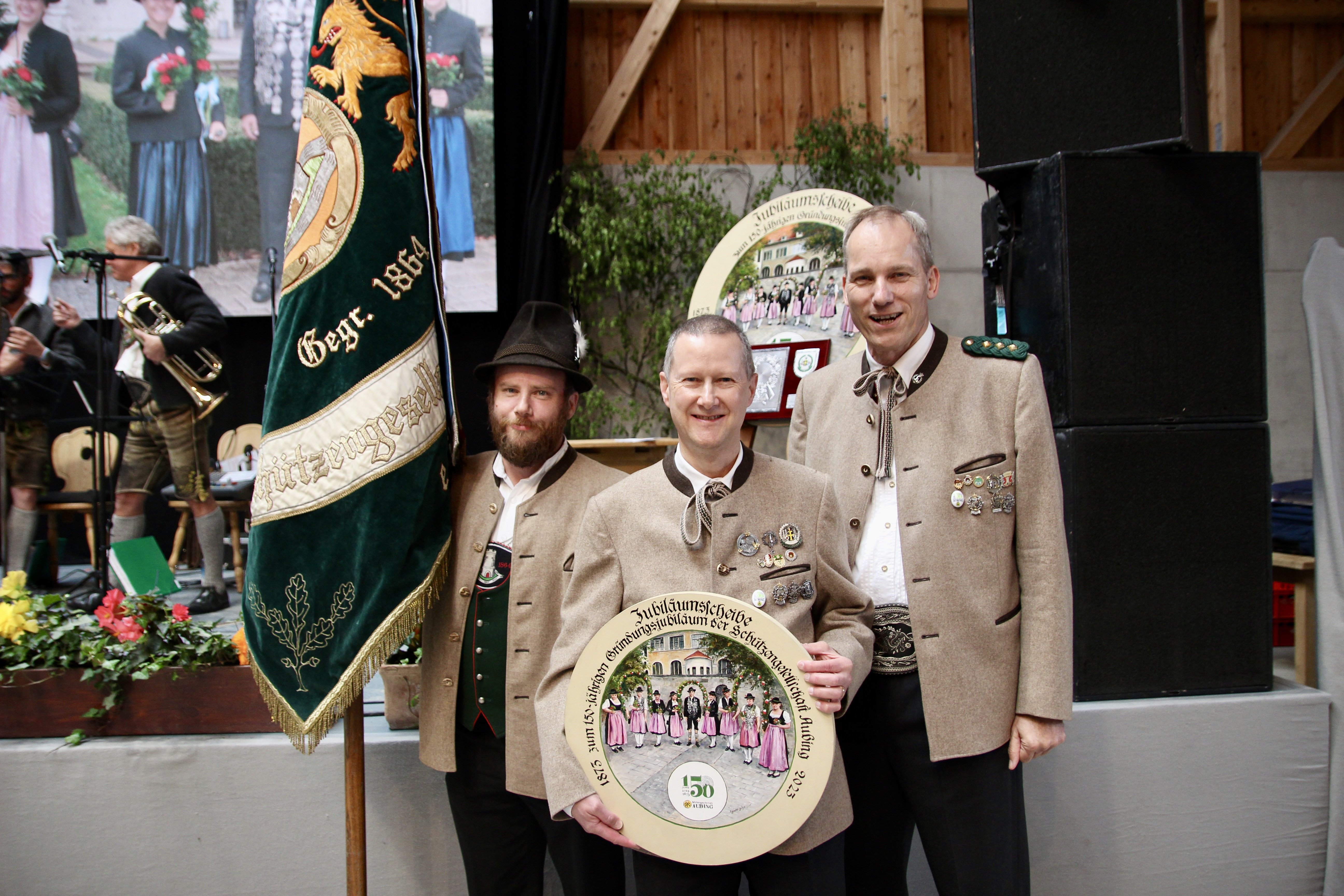 … sowie die Schützengesellschaft Pasing 1864 e.V. mit Schützenmeister Robert Schlagenhaufer, dem glücklichen Sieger des Jubiläumsschießens Jürgen Titze und Fahnenträger Andi Kirchmeier.