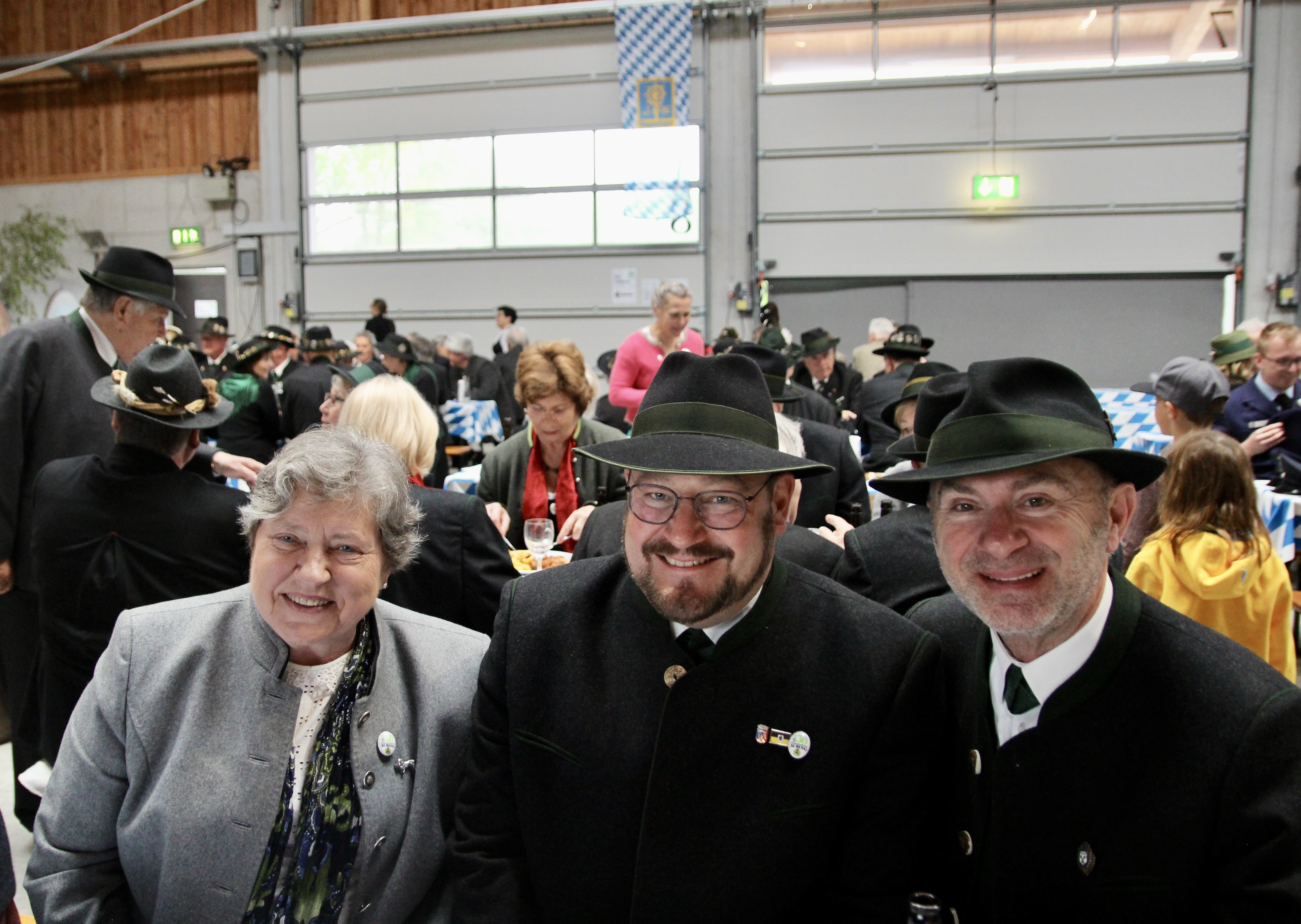 Hohe Politik und hohe Geistlichkeit beim Verein zu Gast: Stadträtin Heike Kainz, Pfarrer Stefan Maria Huppertz und Karl Heinz Eberl von der SG Aubing (v.l.).