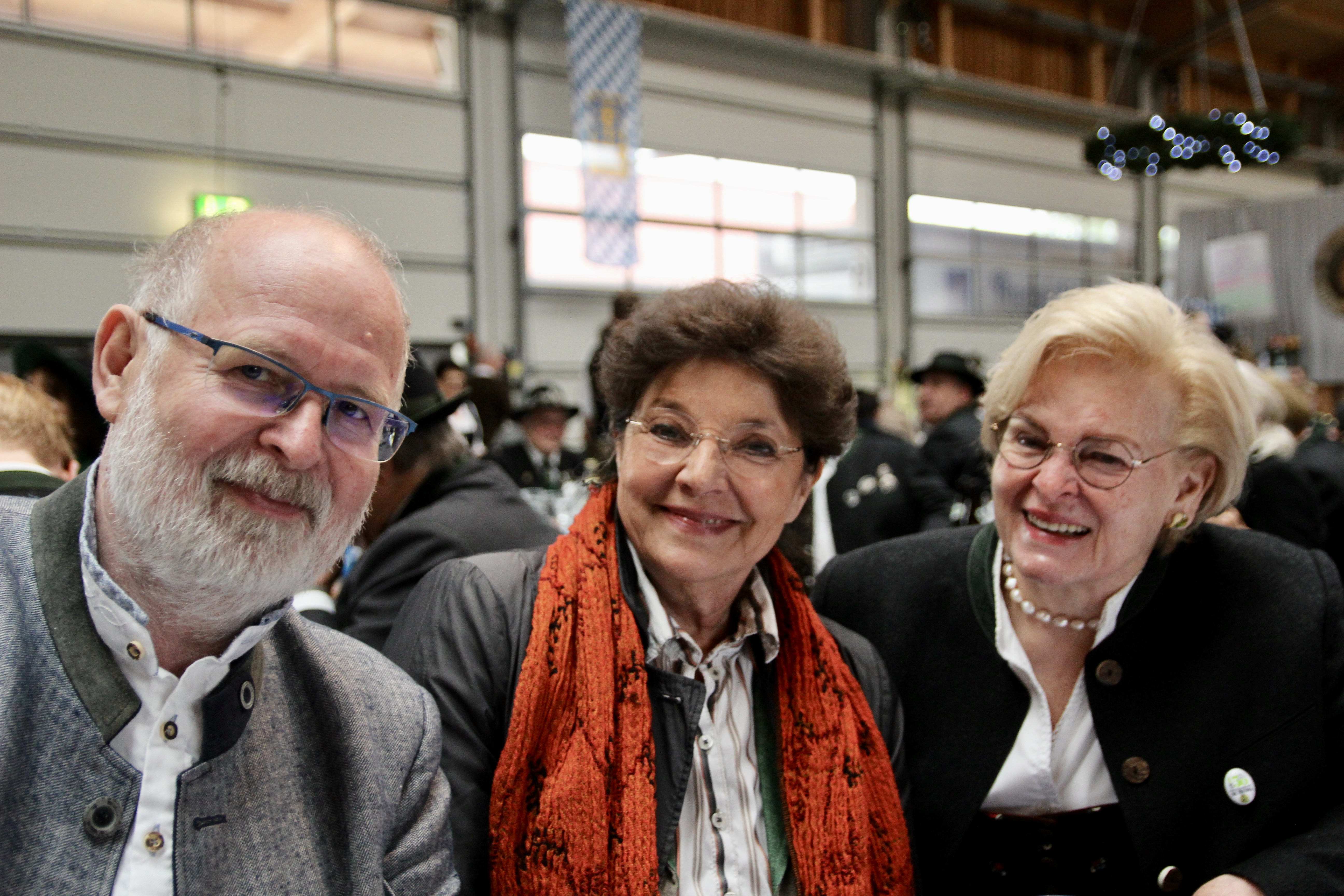 Auch jenseits von Schützengesellschaften und Mandatsträgern konnten die Aubinger Schützen viele Gäste begrüßen. Im Bild Johann Böhmer und Monika Baumgartner und Christa Zeilermeier (v.l.)