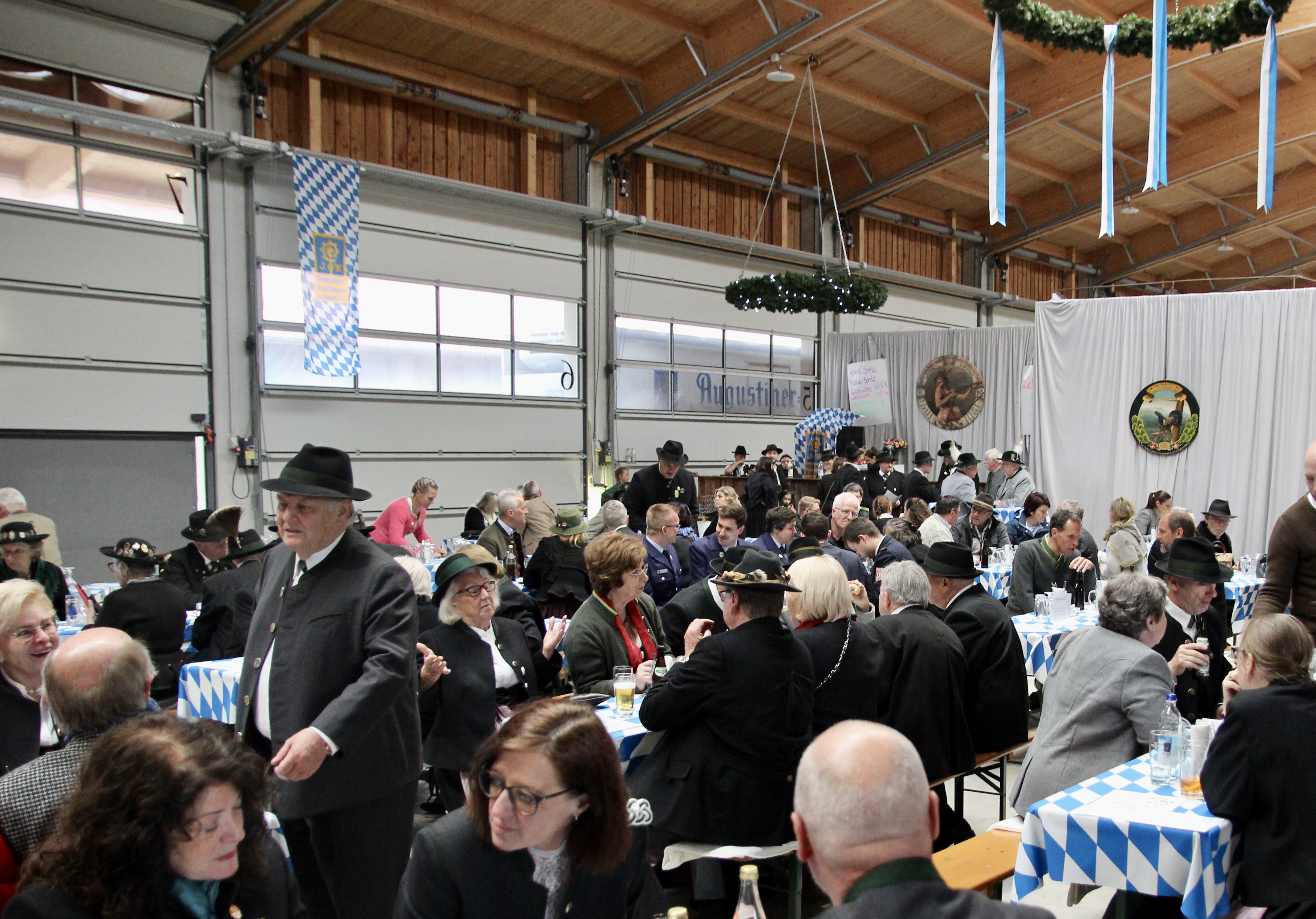 Prächtiger Festort: Dank an die Familie Oberhauser, die ihre Halle für die Festlichkeiten zur Verfügung stellte.