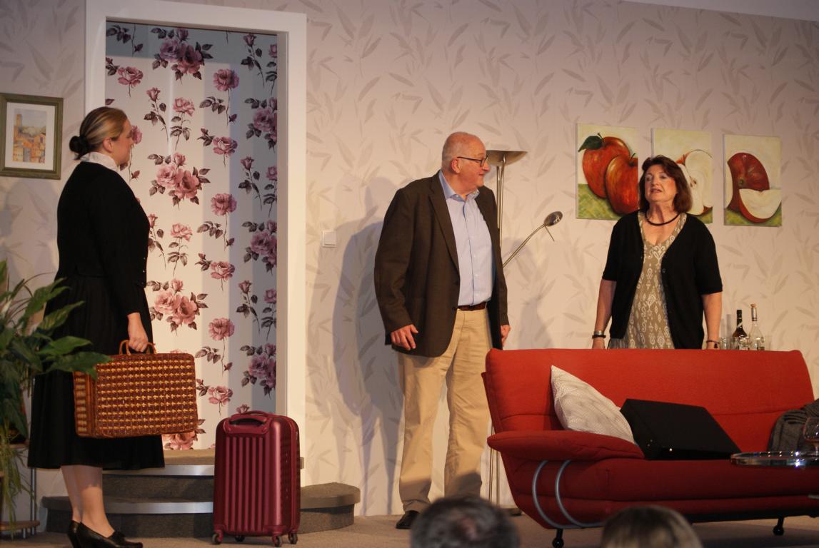 Gemeinsam verlassen die Perle Anna, Bernhard und seine Ehefrau Claudia (von links) die Wohnung, um zum Bahnhof zu gehen.