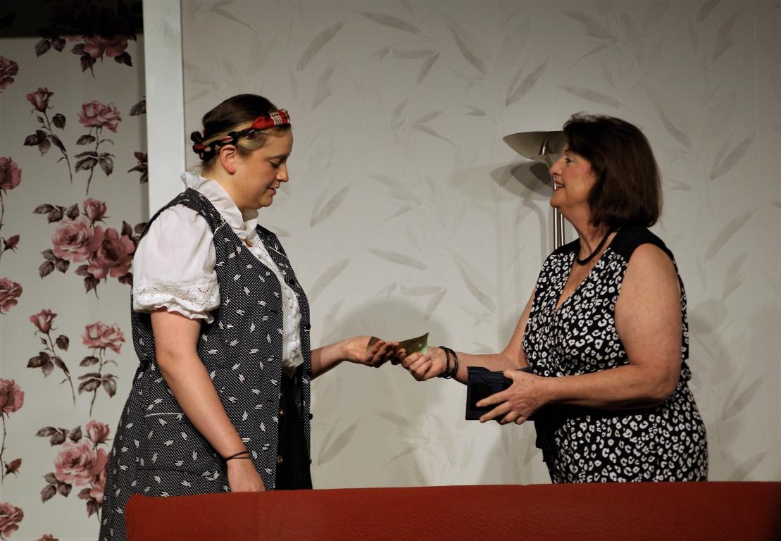 Claudia zahlt ihrer Haushälterin Schweigegeld, damit diese ihrem Mann gegenüber nichts von ihrem Verhältnis mit Robert erzählt. 