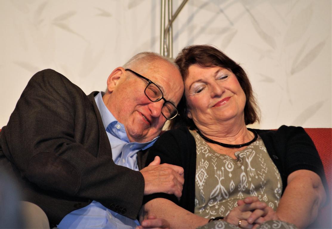 Nach vielen Turbulenzen liegen sich schlussendlich Bernhard und Claudia doch wieder in den Armen. 