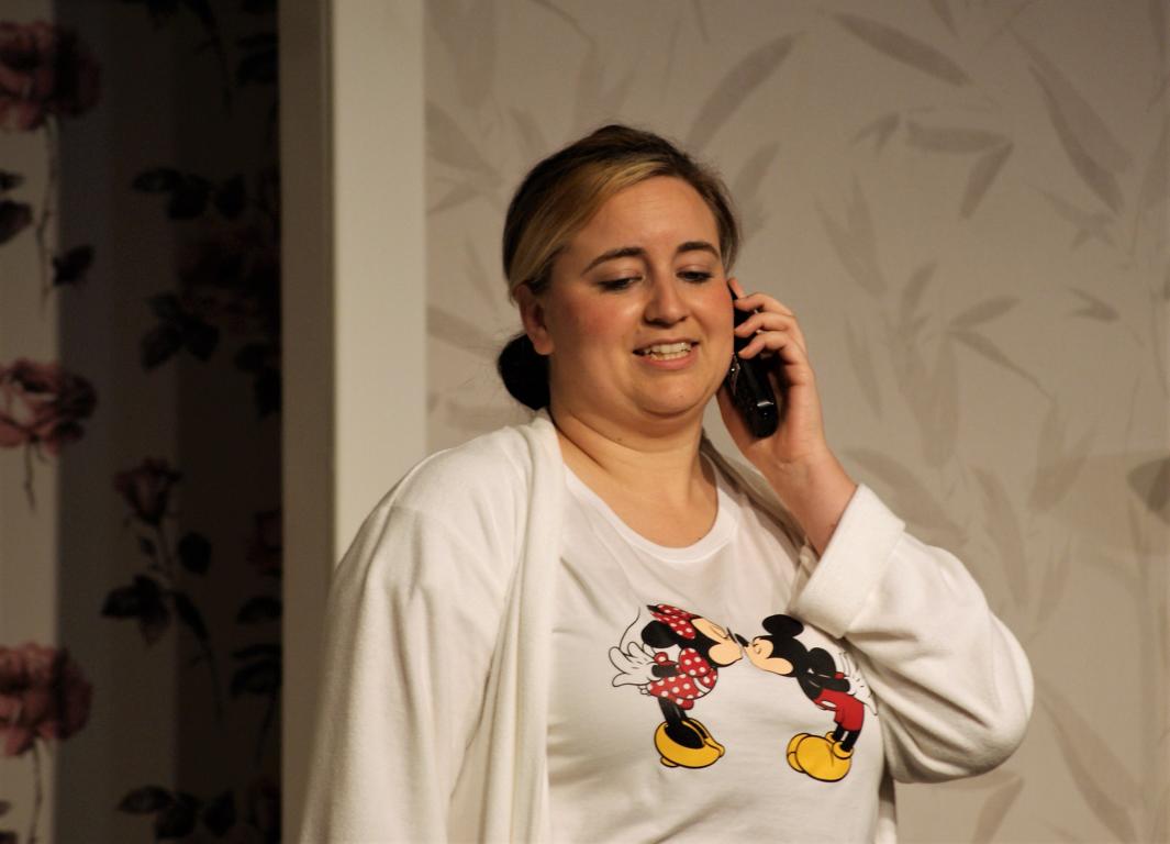 Die Perle Anna fährt nicht zu ihrem Vater und spart sich lieber das Fahrgeld. Sie fährt zurück in die Wohnung, um dort einige ruhige Stunden zu verbringen. Doch dann kommt alles anders.