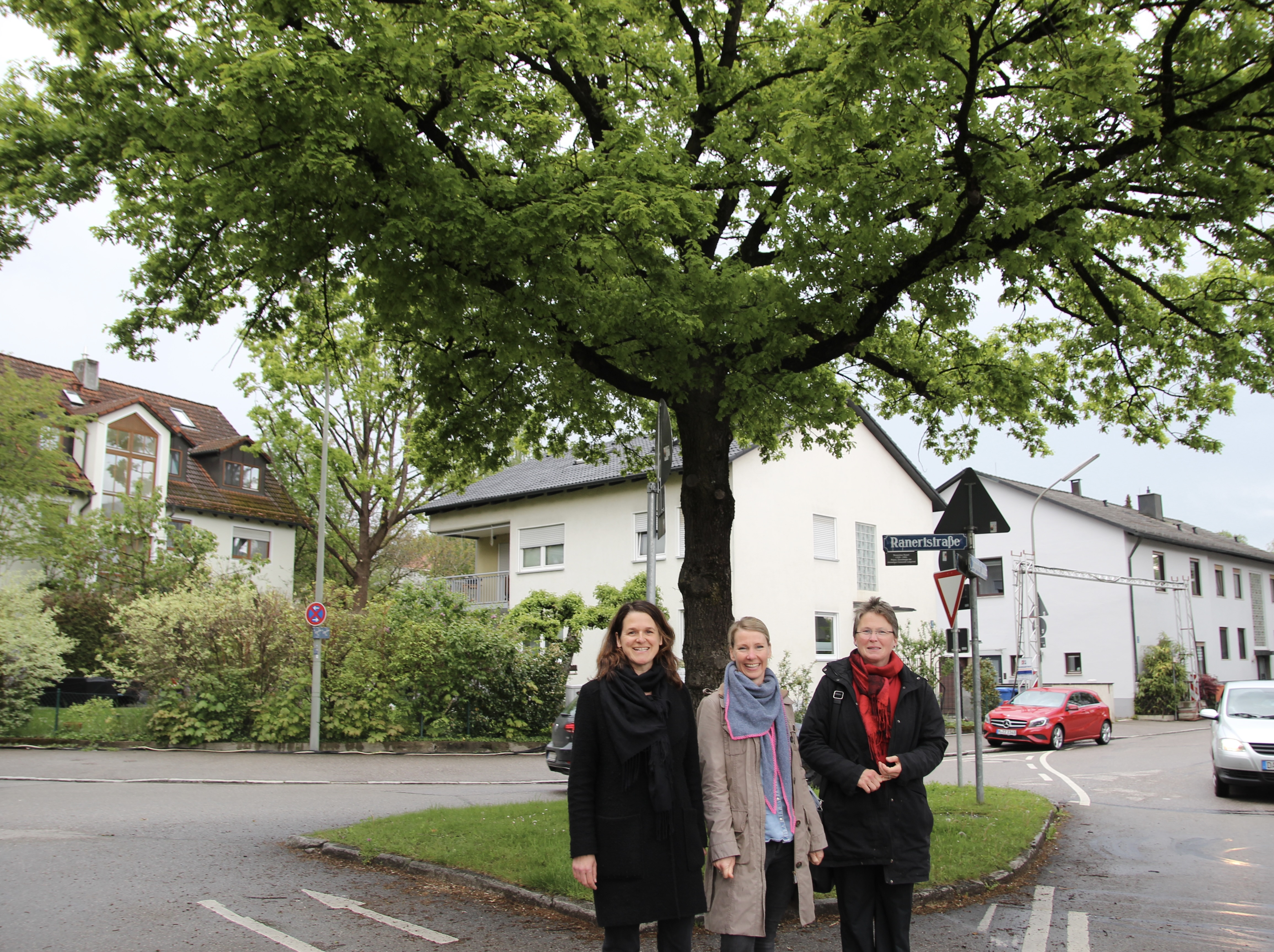 Temporäre Sperrung: der kleine Verkehrsarm zwischen Mittelinsel und Gasthof soll mit Blumenkästen, Sitzgelegenheiten und einem Kreislaufschrank mal ganz anders belebt werden. Steffi Holzwarth, Susanne von Ciriacy-Laumann und Kathrin Gobitz-Pfeifer (v.l.) stellten ihre Ideen vor.