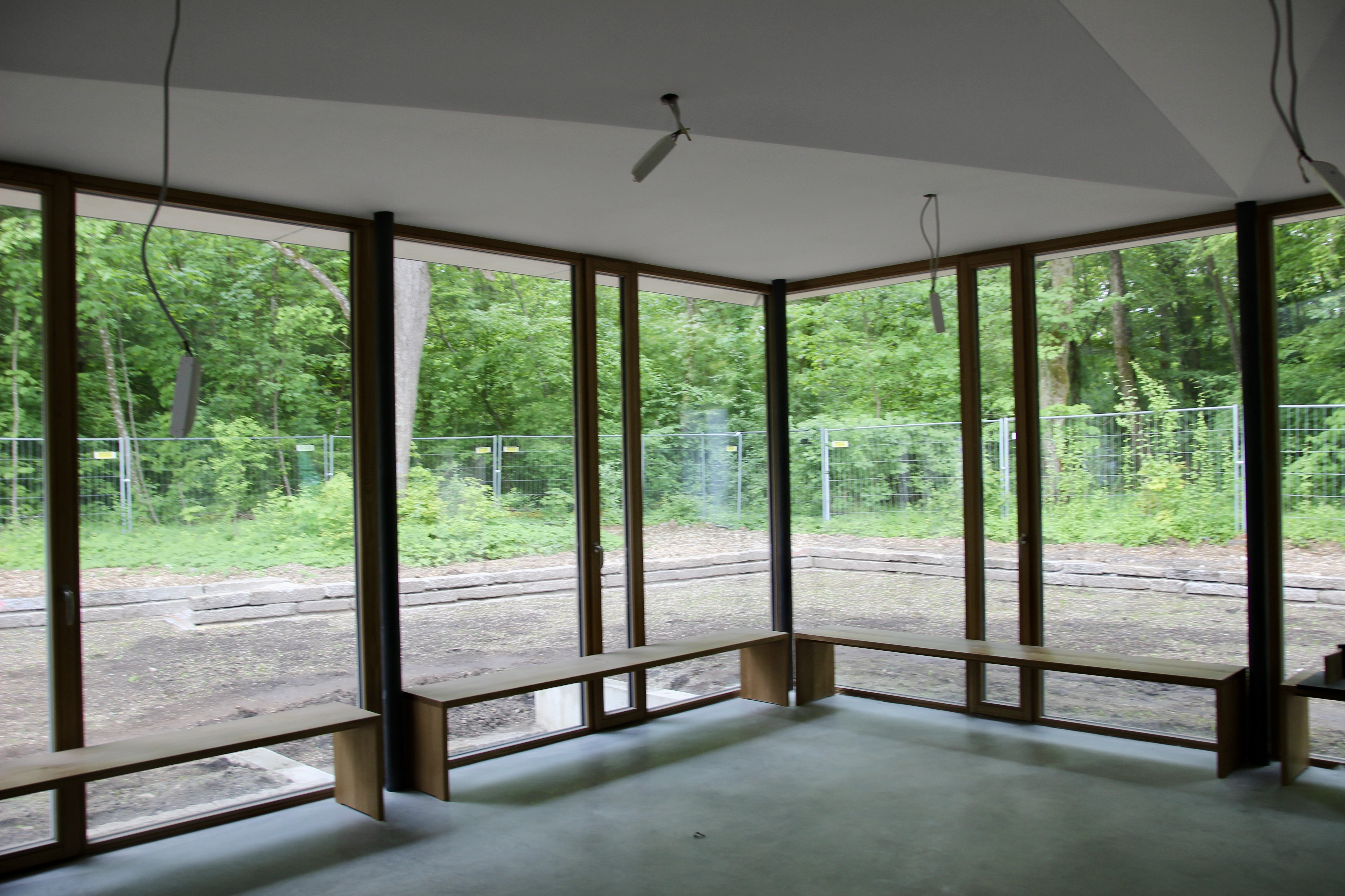 Den neuen Kloster-Abschluss nach Norden bildet ein mit Holzlamellen verkleideter Andachtsraum mit Oberlicht.