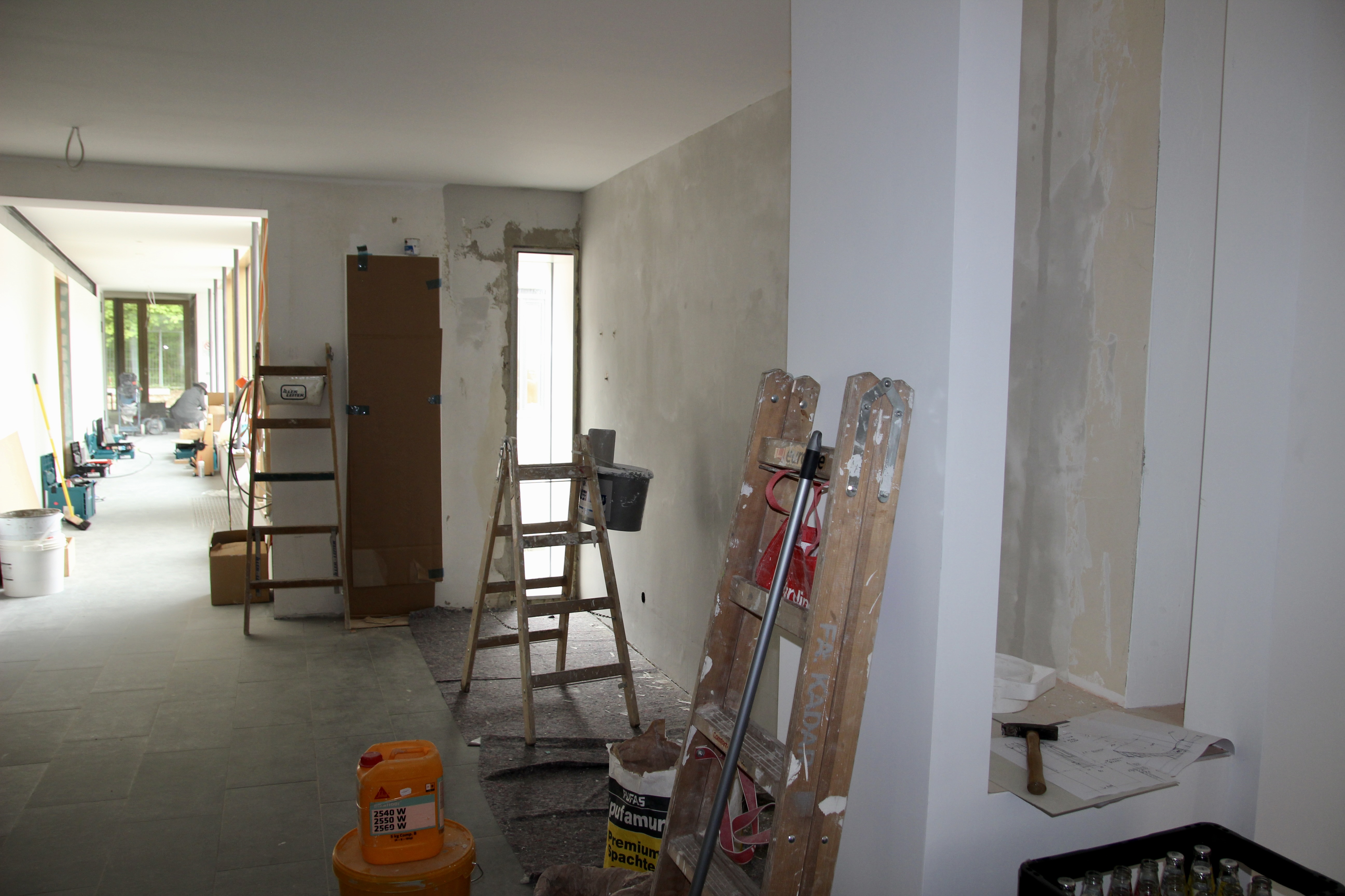 Orientierung am klassischen Klostergeviert: am Anfang steht die Kapelle aus dem Jahr 1743, am Ende der neue Andachtsraum.