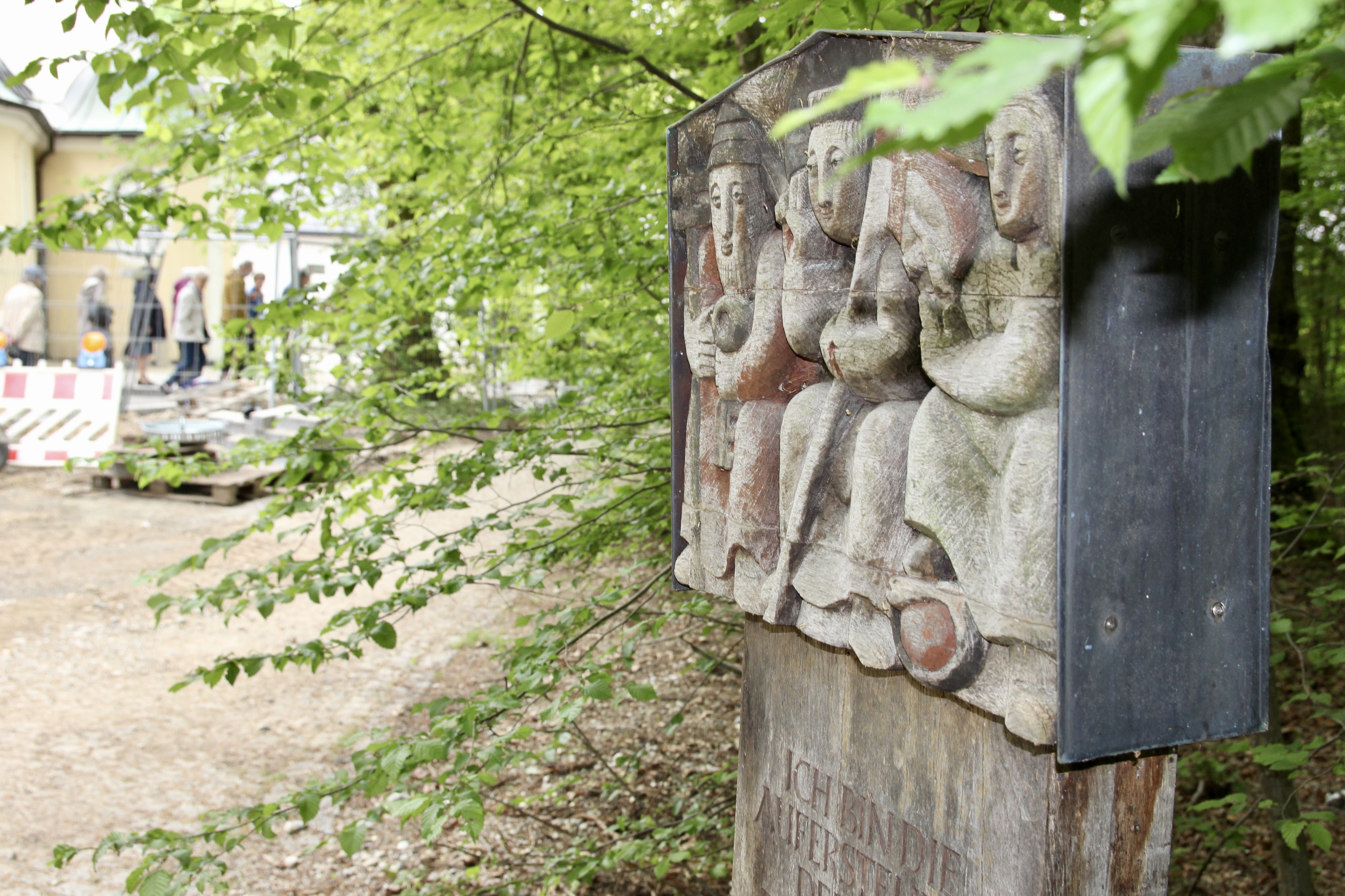 Fast fertig: an der Pflasterung des Wallfahrtsplatzes fehlt noch eine winzige Stelle.