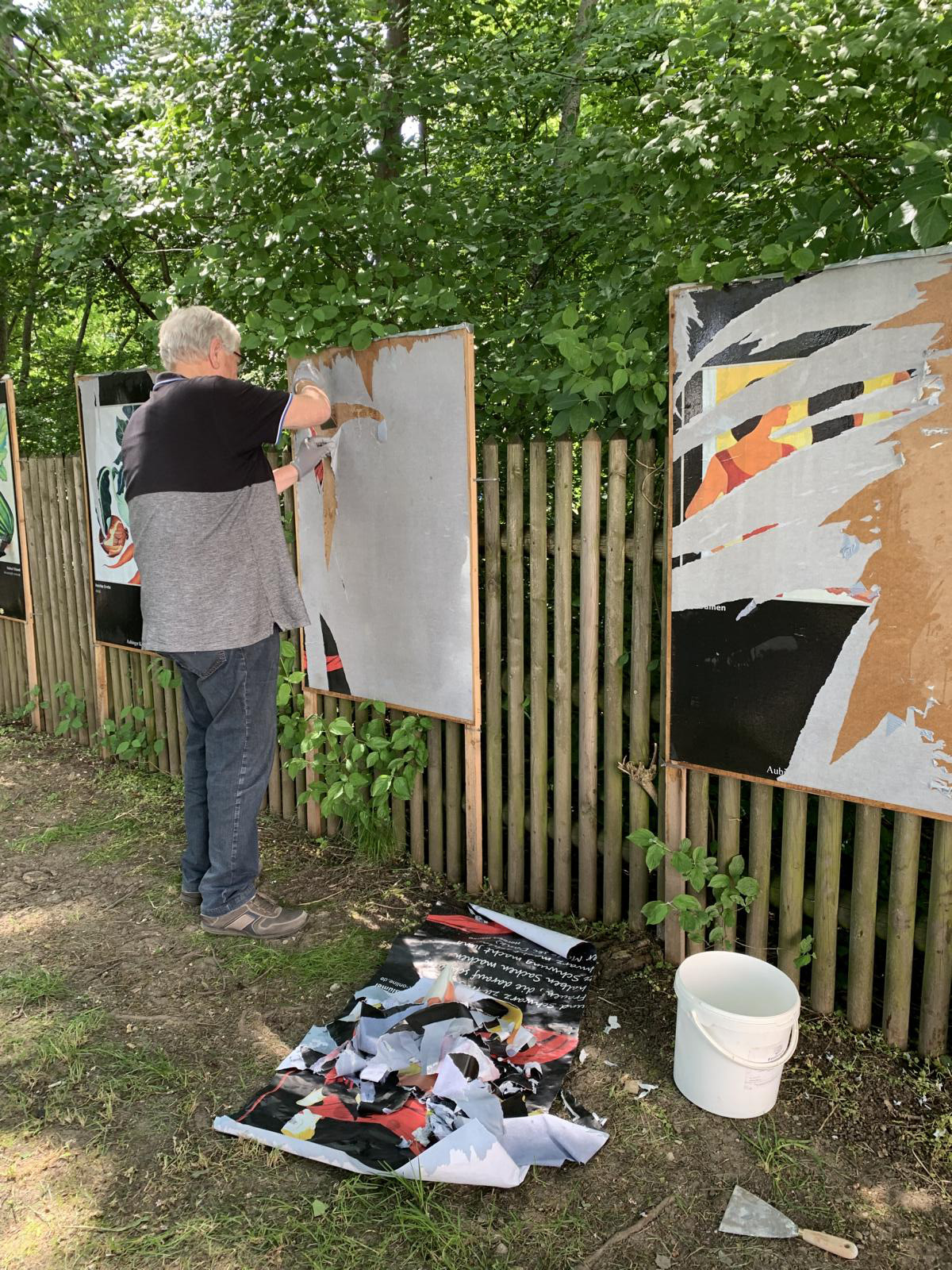 Den Ausstellern über die Schulter geschaut: beim Vorbereiten der Plakatwände … 