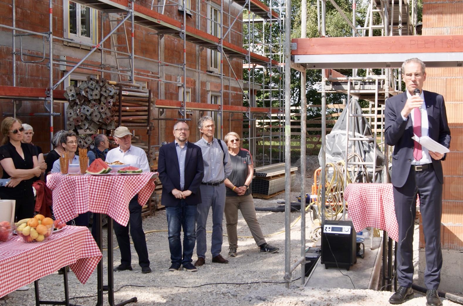 Bei dem gemeinsamen Vorhaben von Diakonie und Kirche stehen für Stadtdekan und Dekan im Prodekanat München-Mitte, Bernhard Liess, die Menschen bei diese Wohnprojekt klar im Mittelpunkt.