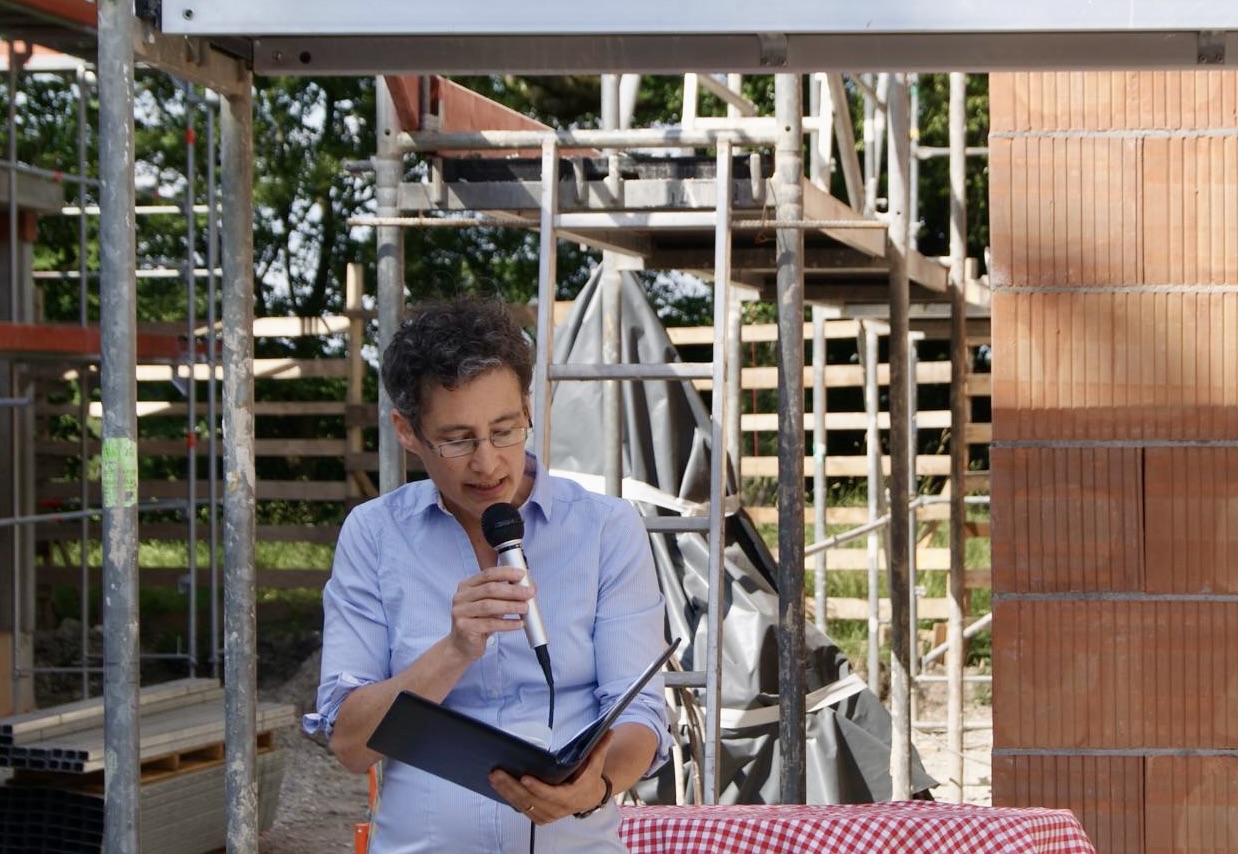 Pfarrerin Sarah Fischer-Röhrl sprach ein Gebet beim Spatenstich