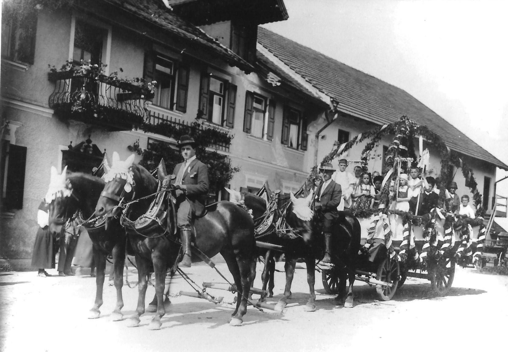 Die Festkutsche im Hof der Familie Naßl an der Ubostraße zum 50-jährigen Jubiläum im Jahr 1924. 