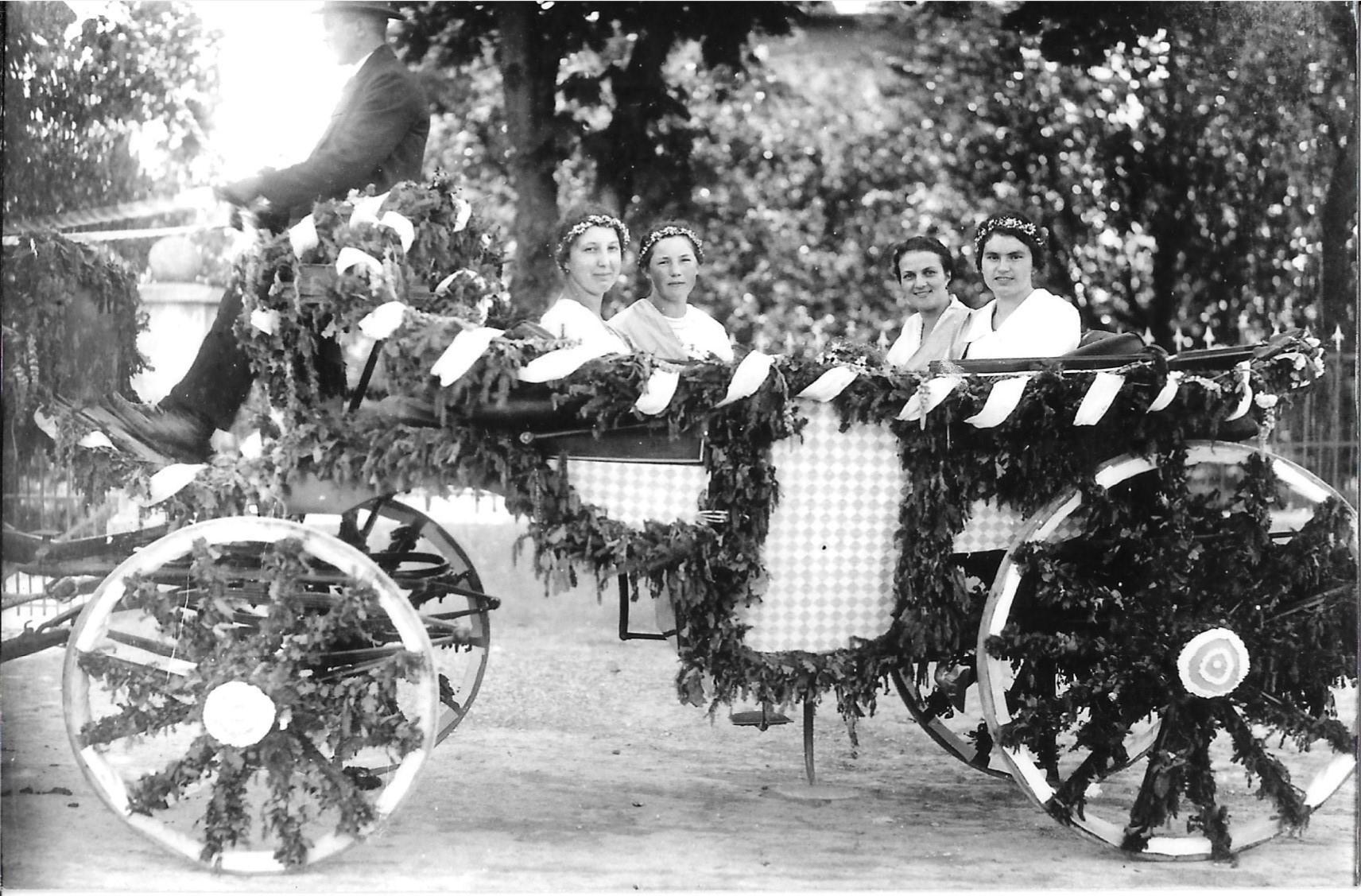 Die geschmückte Kutsche zum 50-jährigen Bestehen des Veteranen- und Kameradschaftsvereins. In dem Wagen sitzen von links die damaligen Ehrenjungfrauen Katharina Widmann (Kathl Metzn), Maria Metz (Marie Berner), Elisa Krempl und Klara Naßl (Klara Wild). 