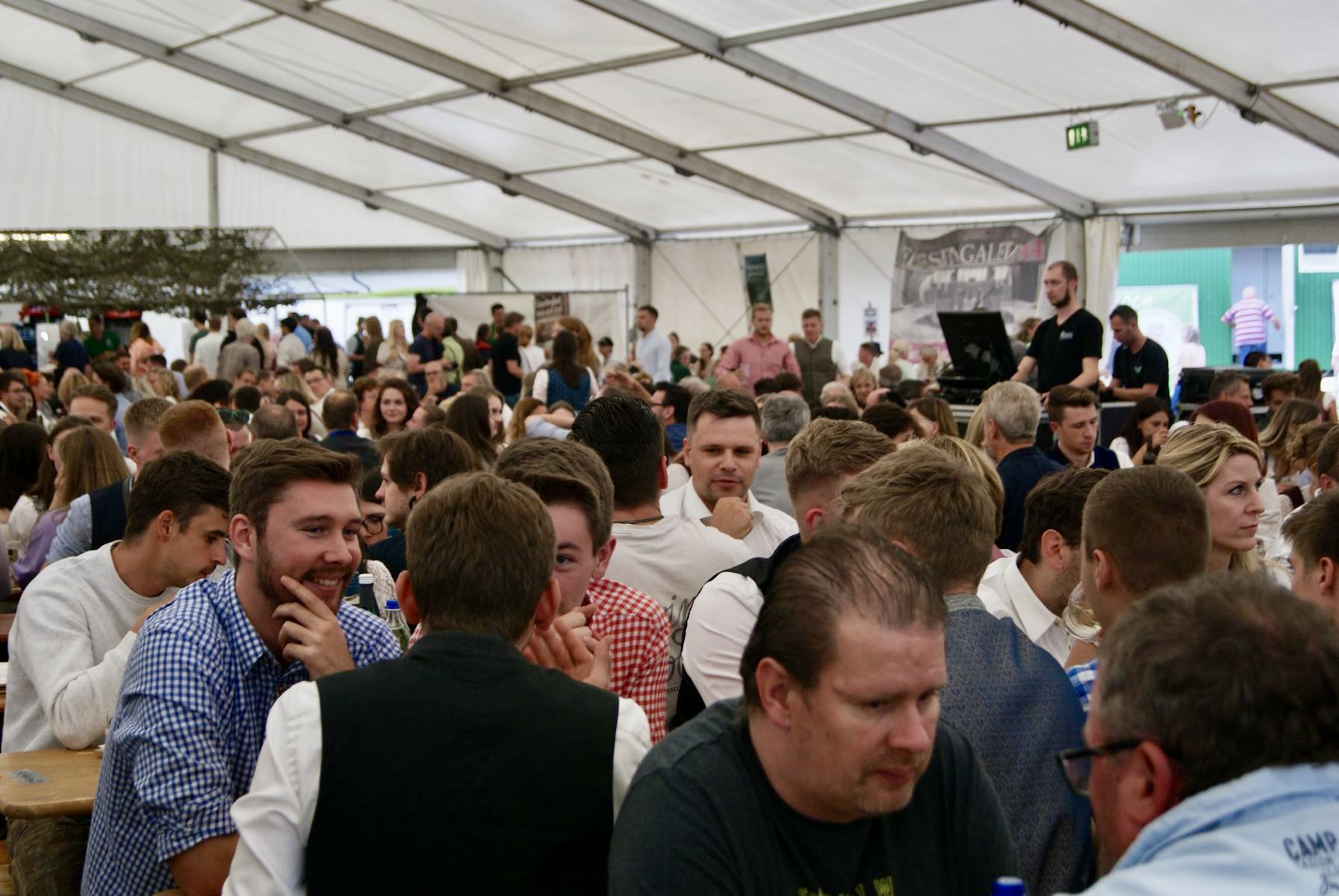 Das Zelt war an beiden Tagen sehr gut gefüllt – also kamen schätzungsweise an die 1.500 Leute pro Abend.