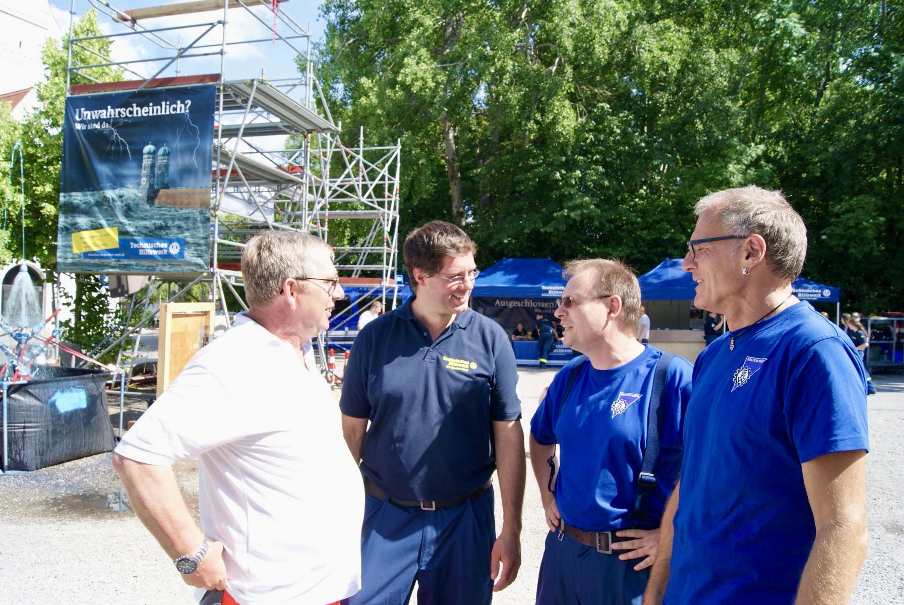 Wie beim Weinfest freuten sich auch beim Sommerfest auf der Aubinger Tenne die Organisatoren übers gelungene Fest und viele Besucher. V.l.  stellvertretender RK-Bereitschaftsleiter Roland Ahl, THW-Dienststellenleiter Andreas Bieleck sowie seine Kollegen Roland Diera und Christian Söhn.