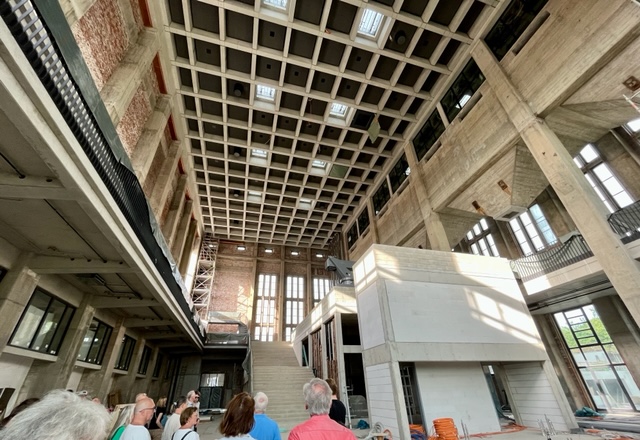 Das Atrium mit Freitreppe und luftiger 28 Meter Höhe ist das Herzstück …