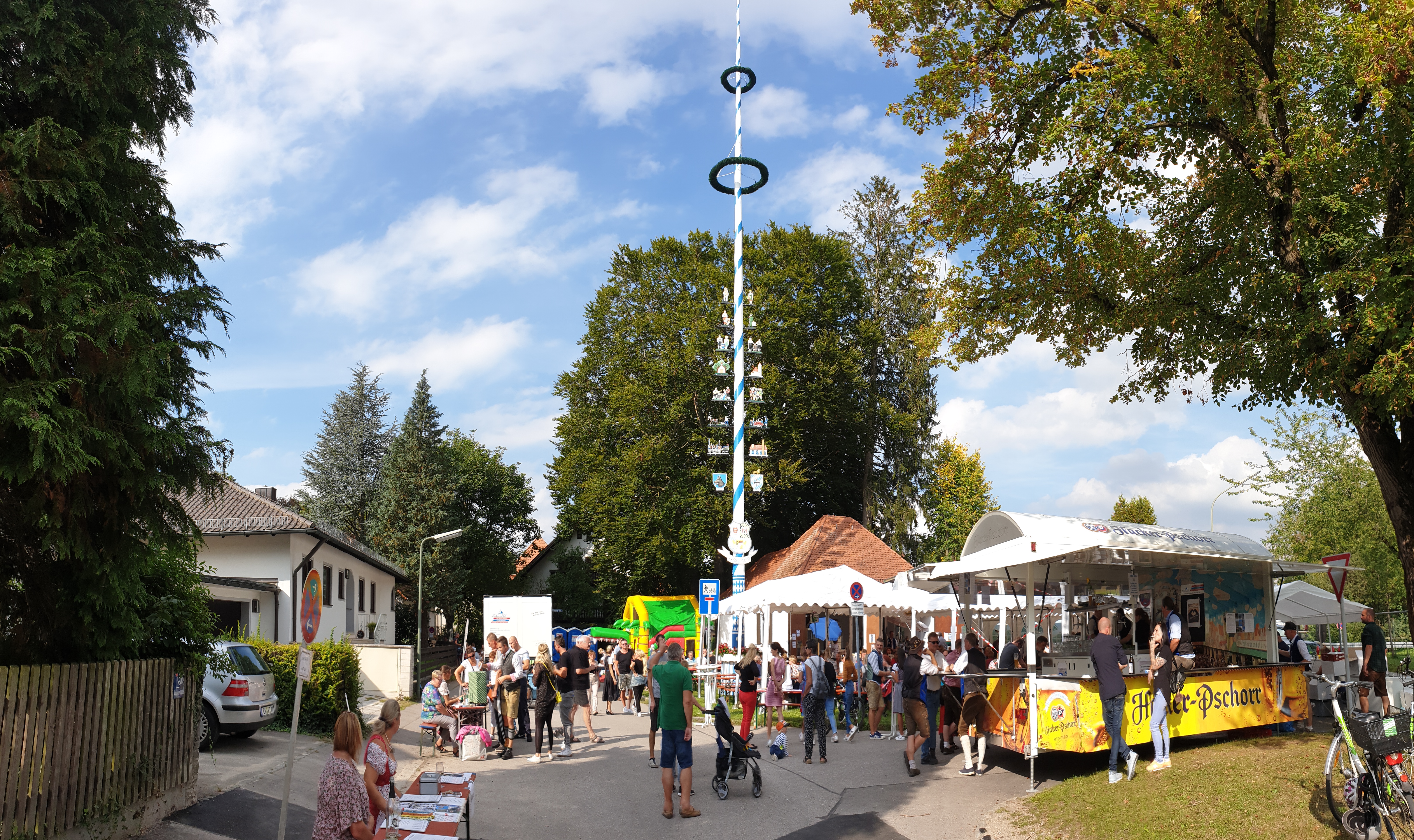 Gefeiert wird unterm Maibaum an der Langwieder Hauptstraße / 📸 Fassl-Club