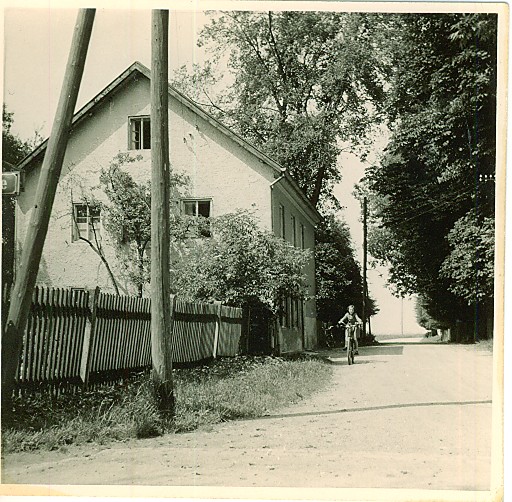 Lochhausens erstes Schulhaus steht in der Schussenrieder Straße 7 und ist heute bewohnt. Auf dem Fahrrad sieht man die heutige Bewohnerin als Schülerin. Aufnahme privat von 1955.