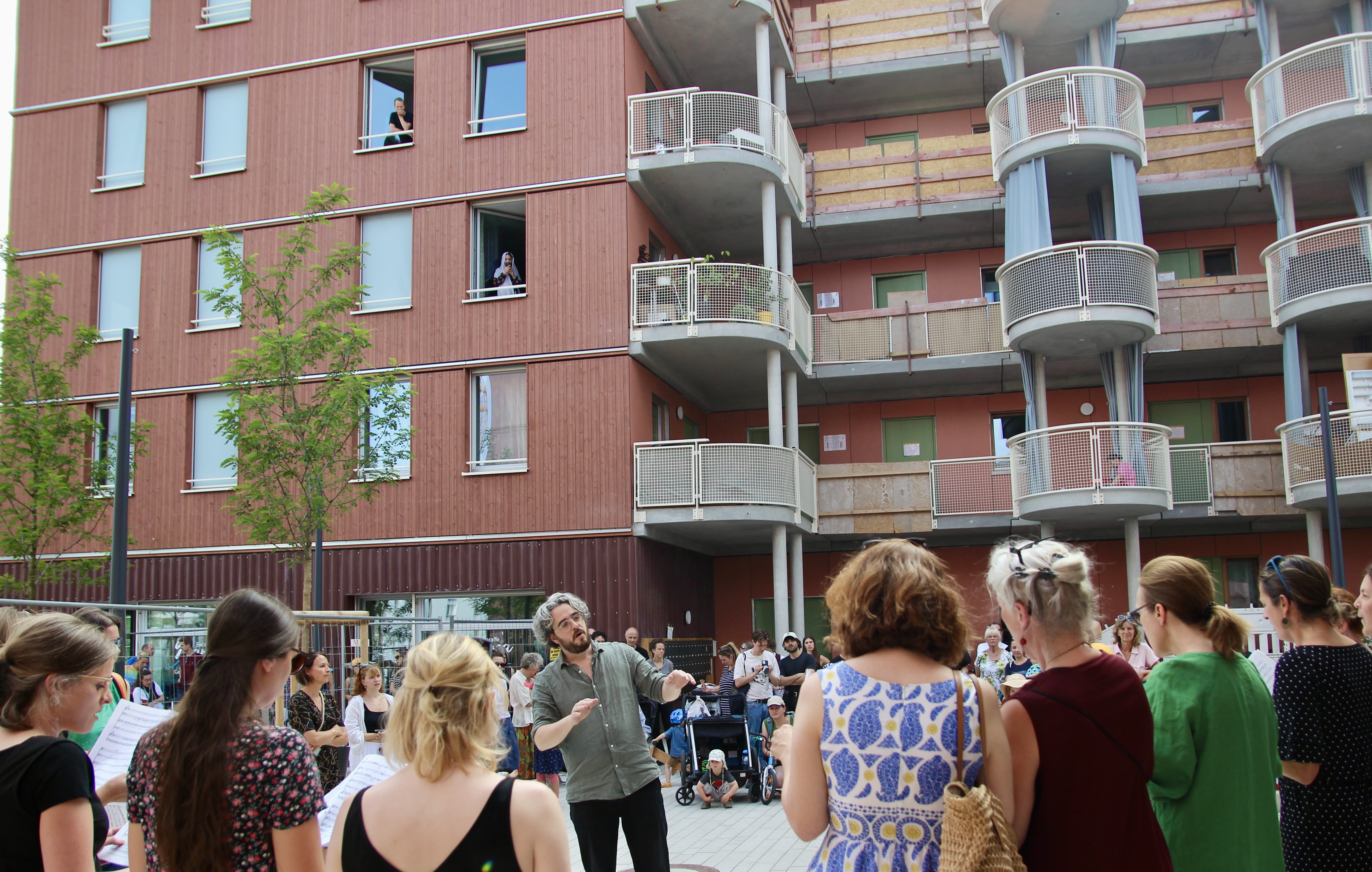 Leuten blieben stehen, Fenster öffneten sich.