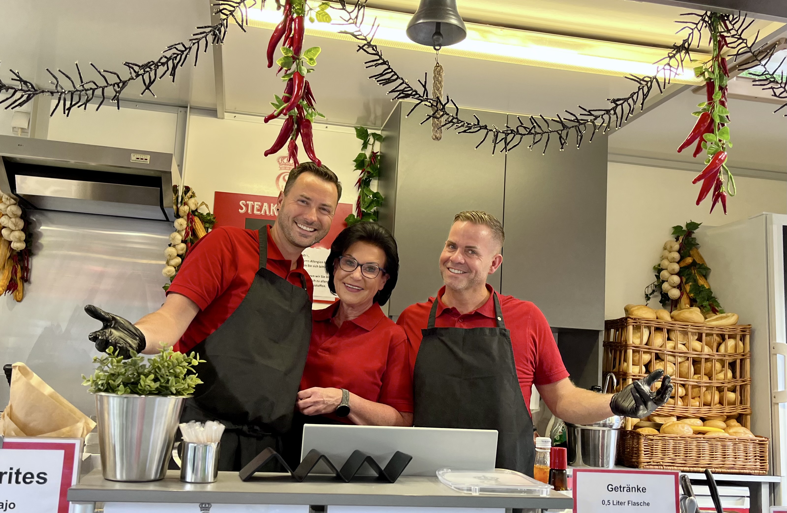 Kein Fest ohne ordentliche und leckere Stärkung. Die kam von Christian Schöttl (r.) mit seinem Speisewagen und dem freundlichen Team Birgitt Preis und Christopher Witzke.