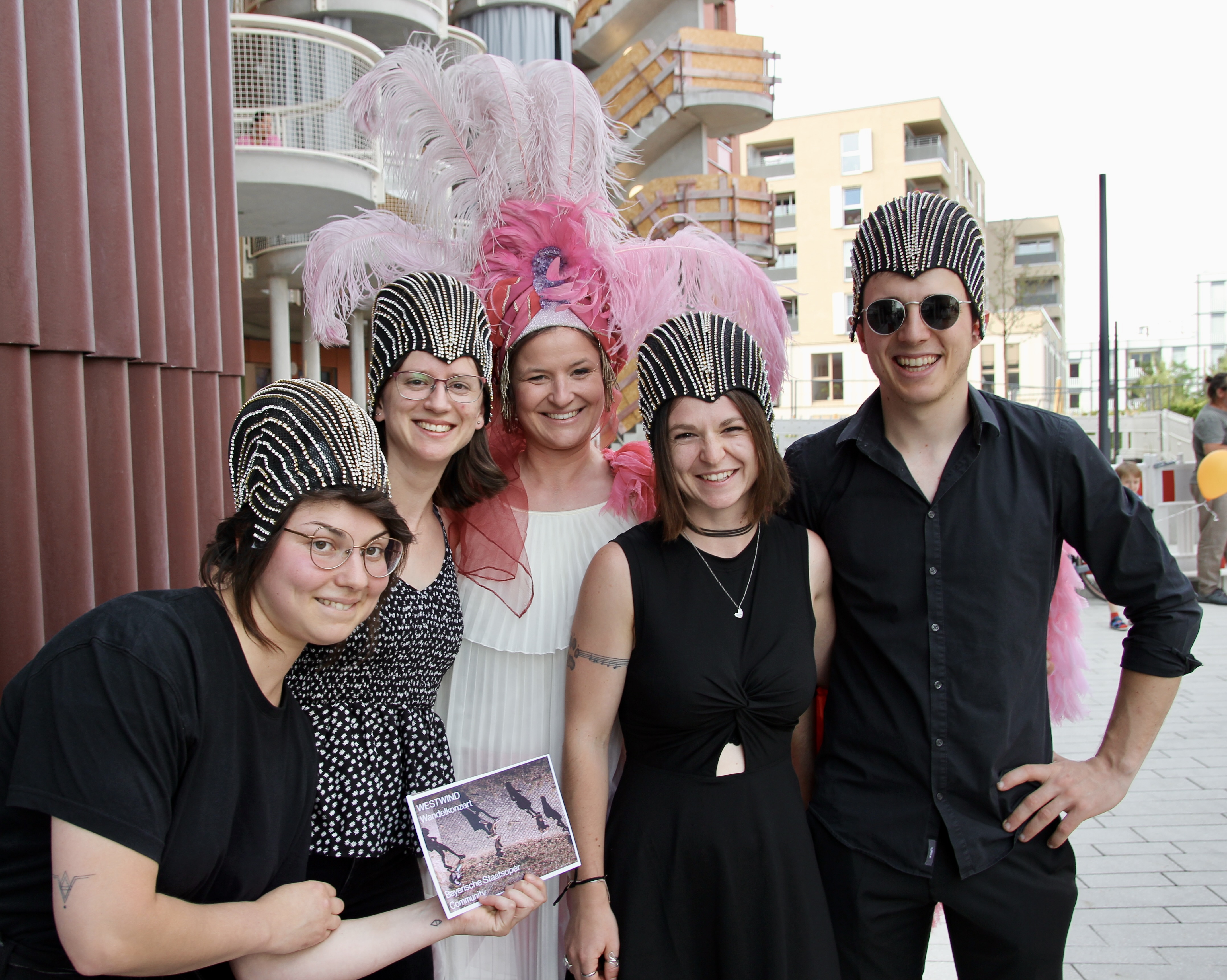 Die professionelle Unterstützung kam von Musikstudentinnen der Hochschule München. Kathi Roeb (Mitte) vom Opern-Projekt „How to Oper?“ moderierte durchs Wandelkonzert und den Abend im Ubo9.