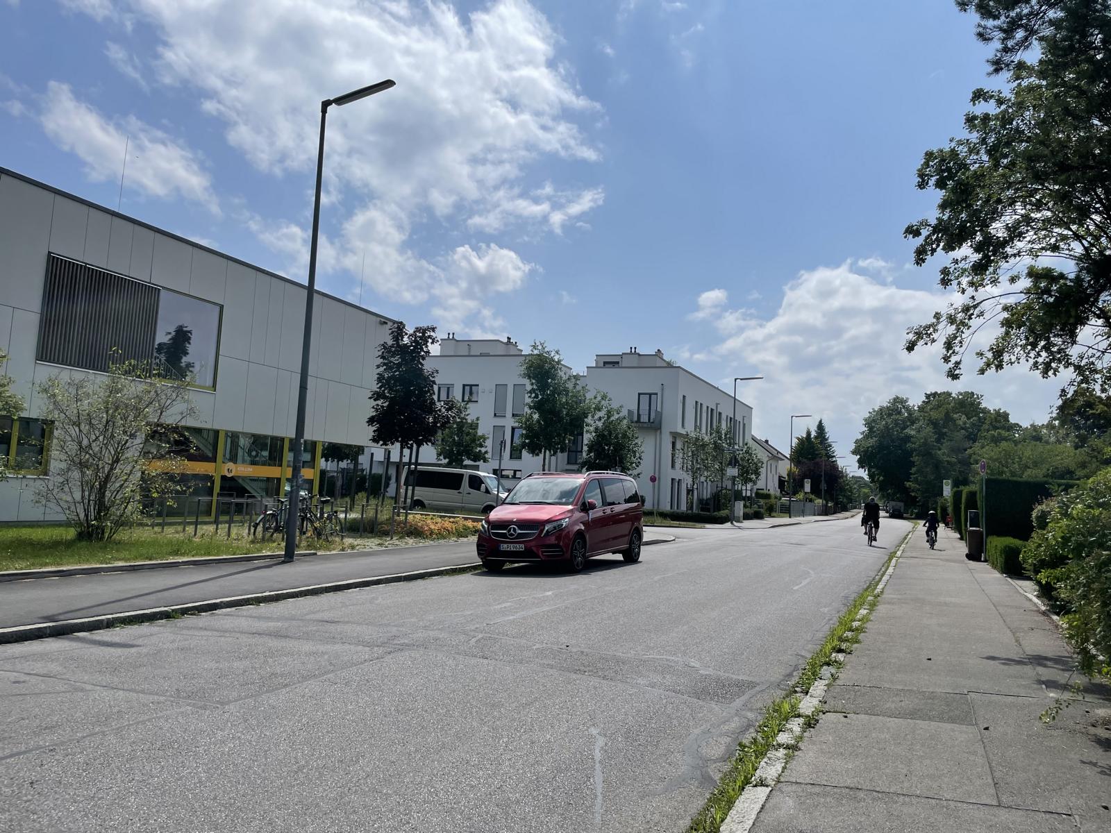 Einen Übergang für die Schulkinder der Grundschule an der Reichenaustraße wünschen sich die Grünen in der Aubing-Ost-Straße auf Höhe der Ilse-Fehling-Straße.