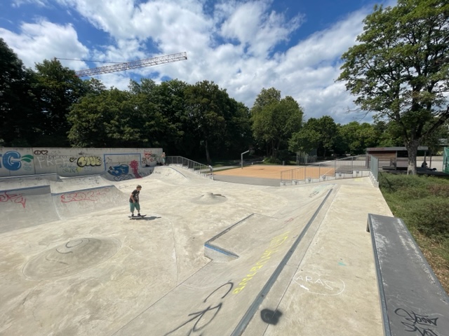 Damit auch in den Abendstunden die Skateranlage an der Wiesentfelser Straße länger genutzt werden kann, wird demnächst die Beleuchtung verlängert.