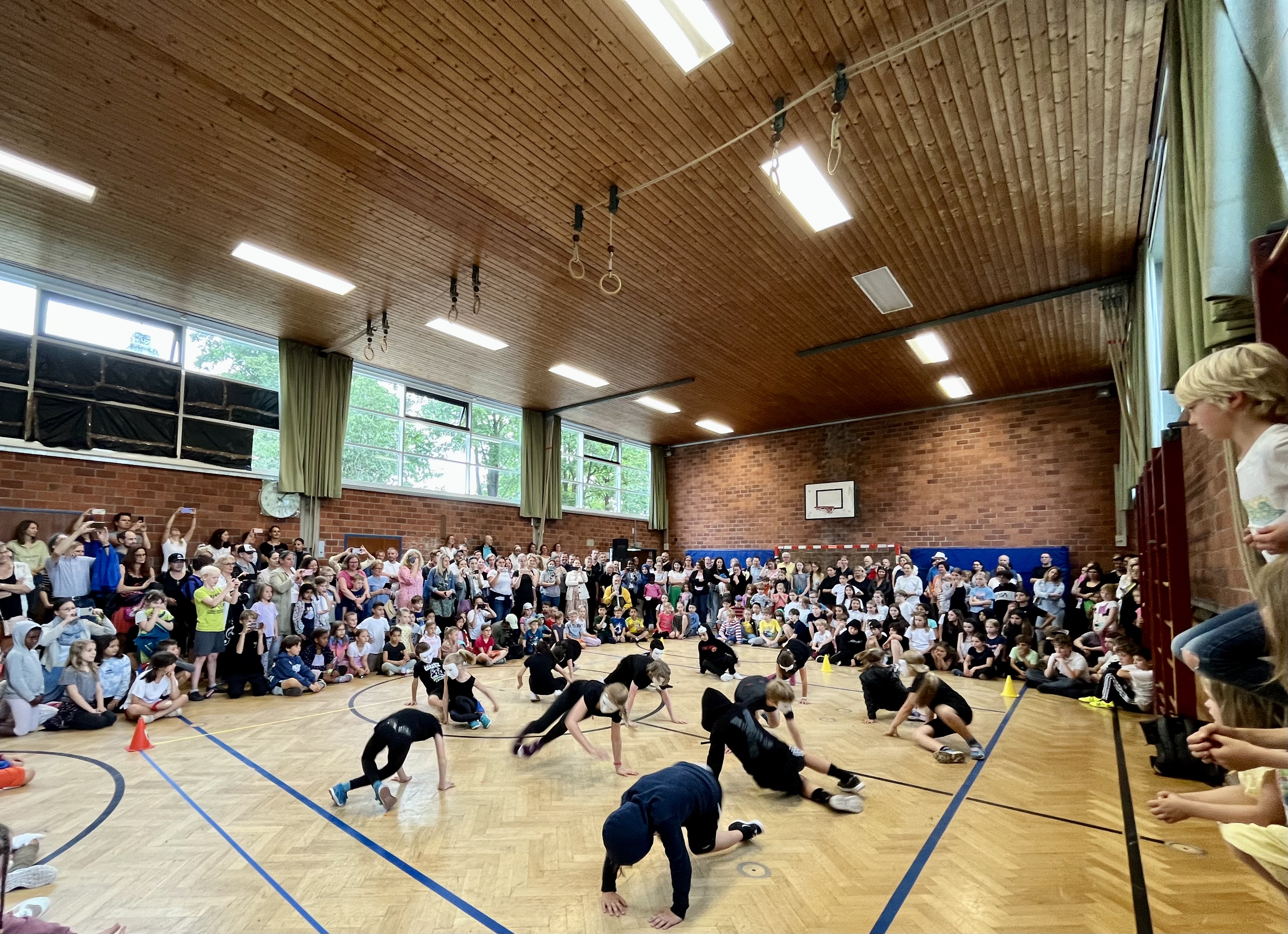 Hip-Hop der Viertklässler in der Turnhalle