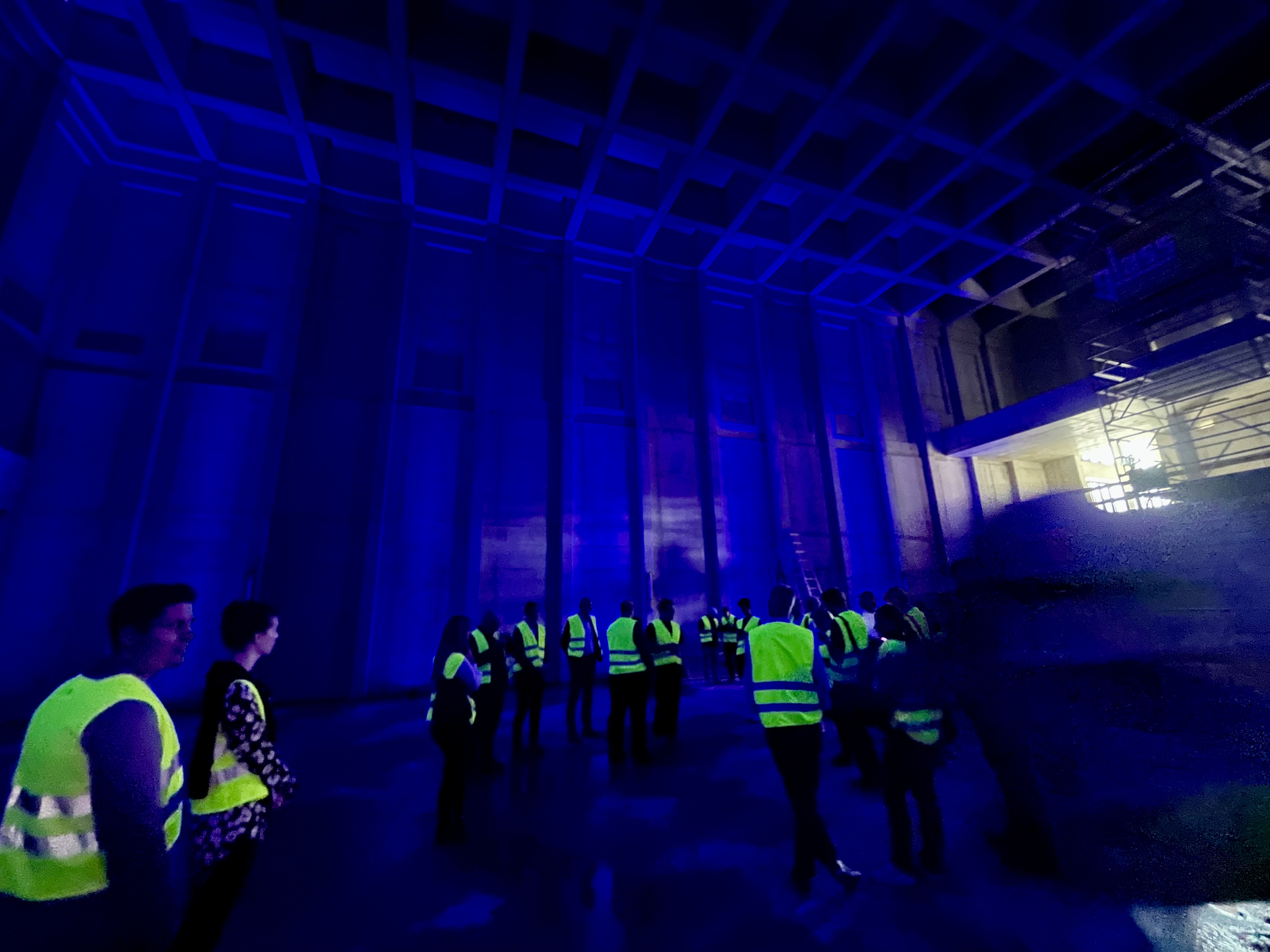 Noch Baustelle, doch schon imposant mit Beleuchtung: der Konzertsaal