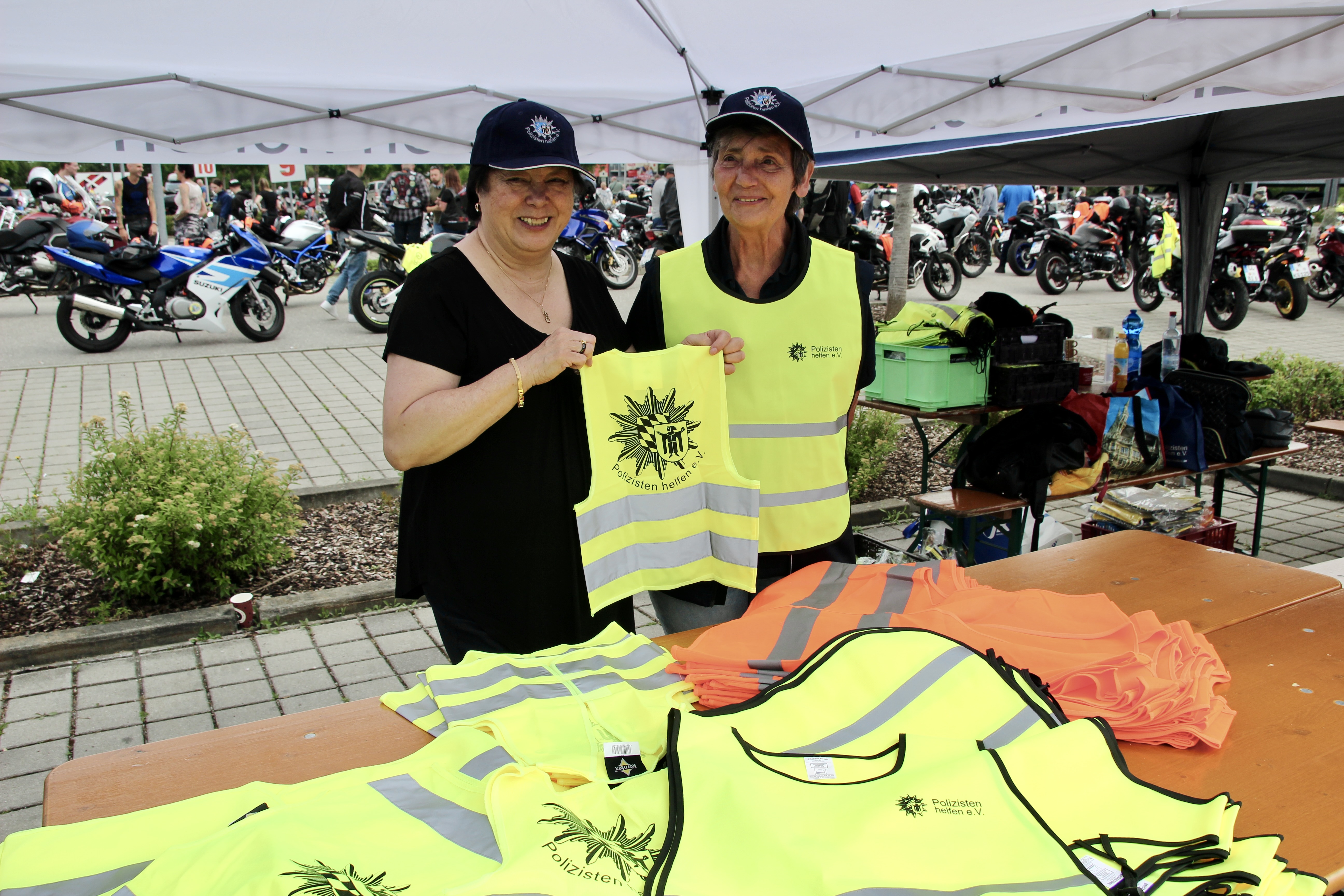 Marylin Mittelsdorf und Monika Larish vom Verein Polizisten helfen e.V. brachten wie immer die Warnwesten in L bis XXXS mit