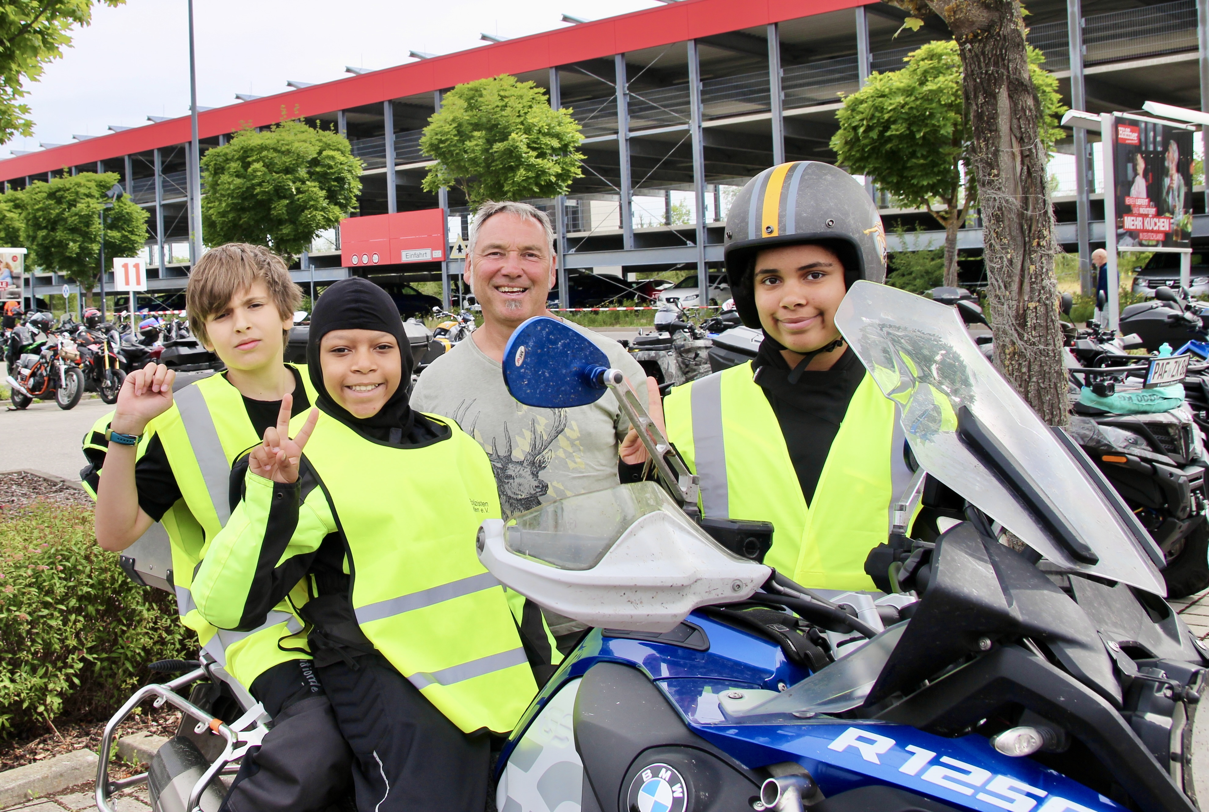 Norbert Ruf mit kleinen Passagieren