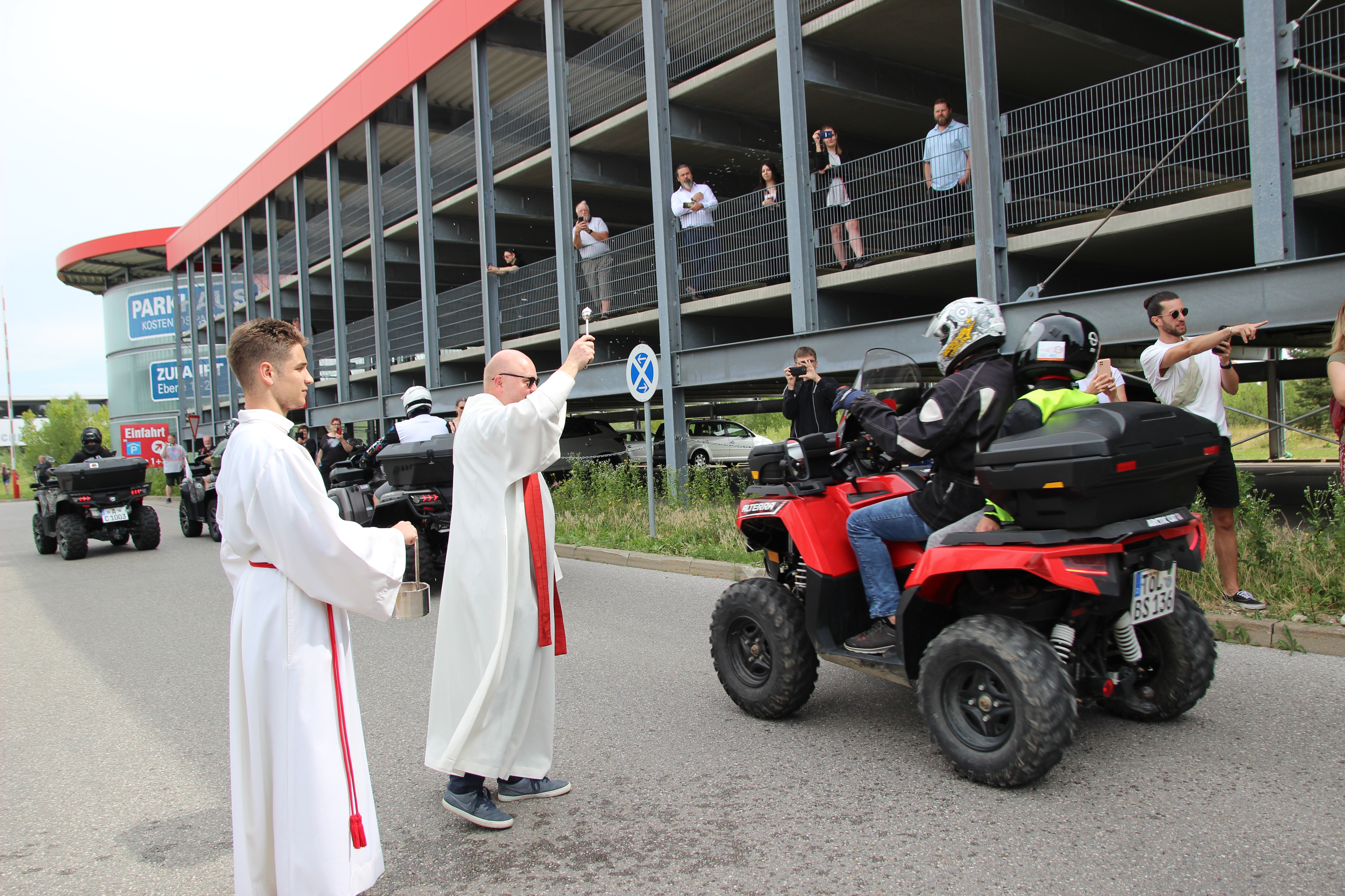 Segnung aller Fahrer, Fahrzeuge und MItfahrer durch Pfarrer Arkadiusz Czempik