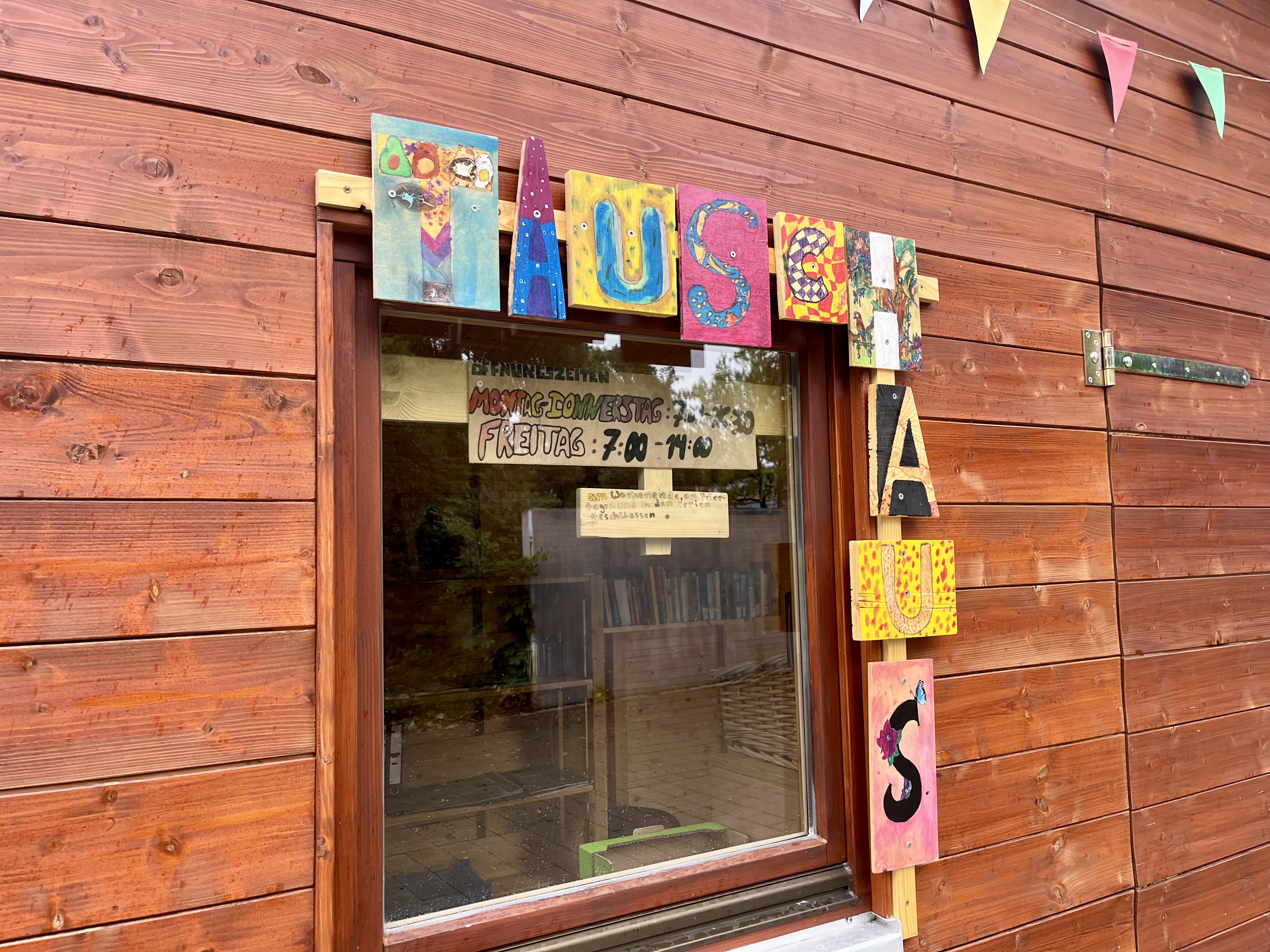 Immer offen: das Tauschhaus in der Grünanlage neben der Mittelschule