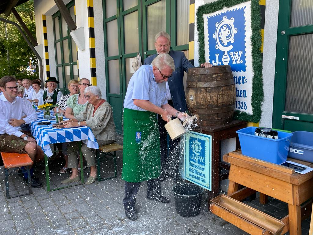 Ozapft is! Unter den strengen Blicken von Augustiner-Vertreter Norbert Brüggen zapfte Staatsminister a.D. das erste Fass an.