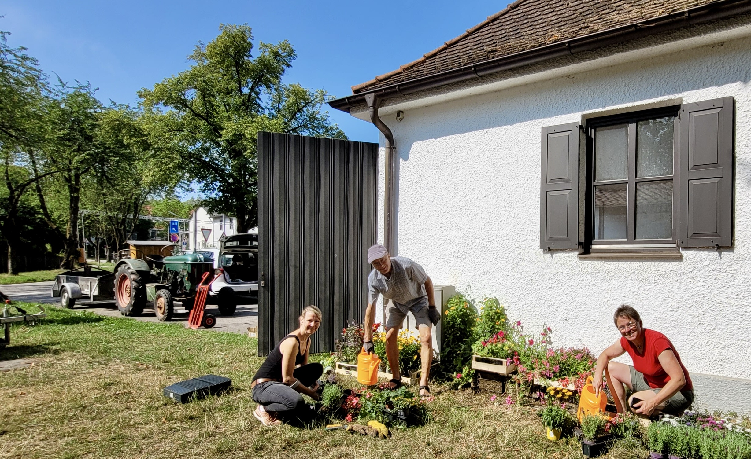 Pflanzenpflege kurz vor dem Aufbau – Vorbereitungen am Maibaum in Lochhausen mit (v.l.) Susanne von Ciriacy-Laumann, Robert Feierlein und Kathrin Gobitz-Pfeifer.