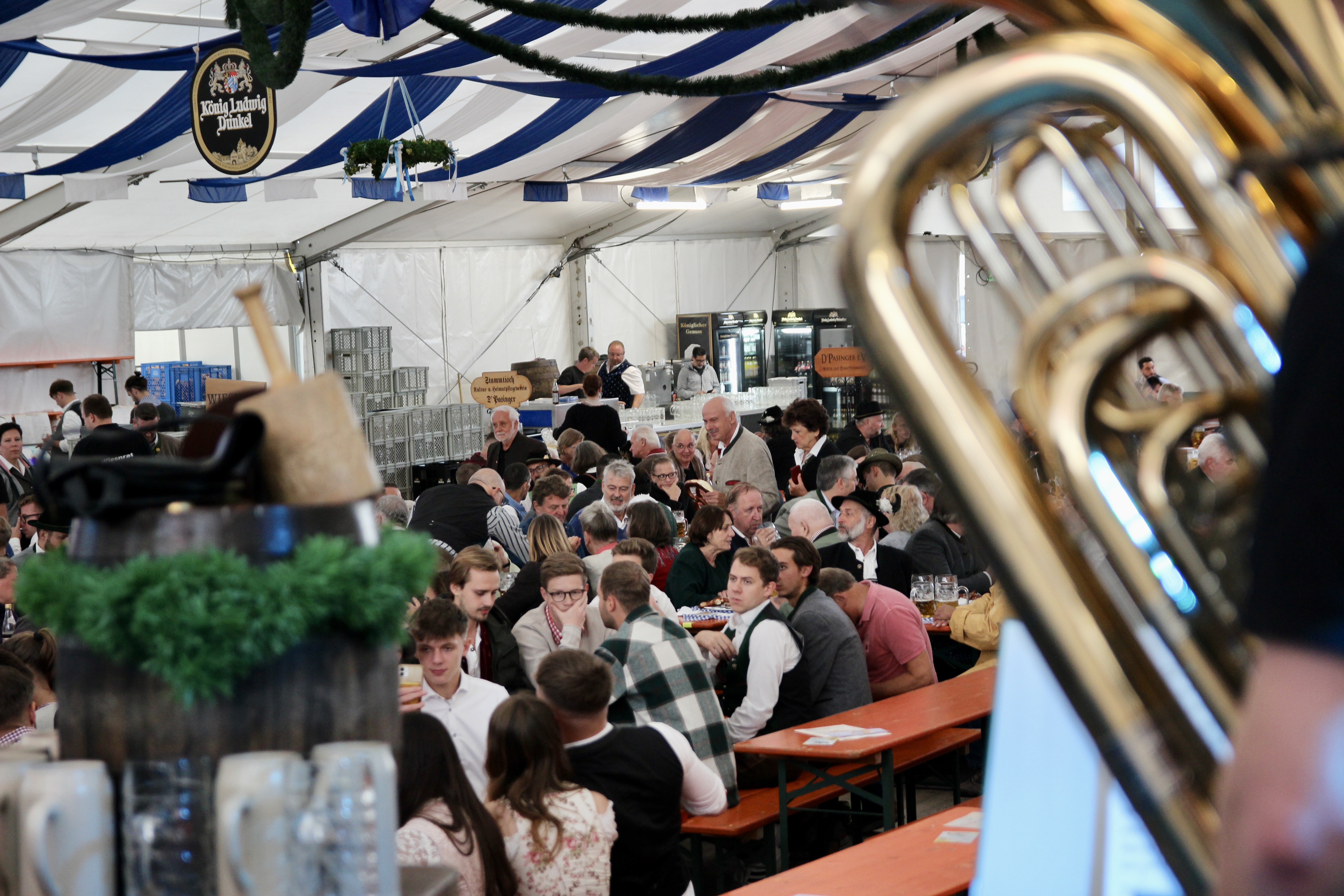 Das Festzelt fasst 2.000 Gäste und war zum Auftaktabend schon mal ganz gut gefüllt.