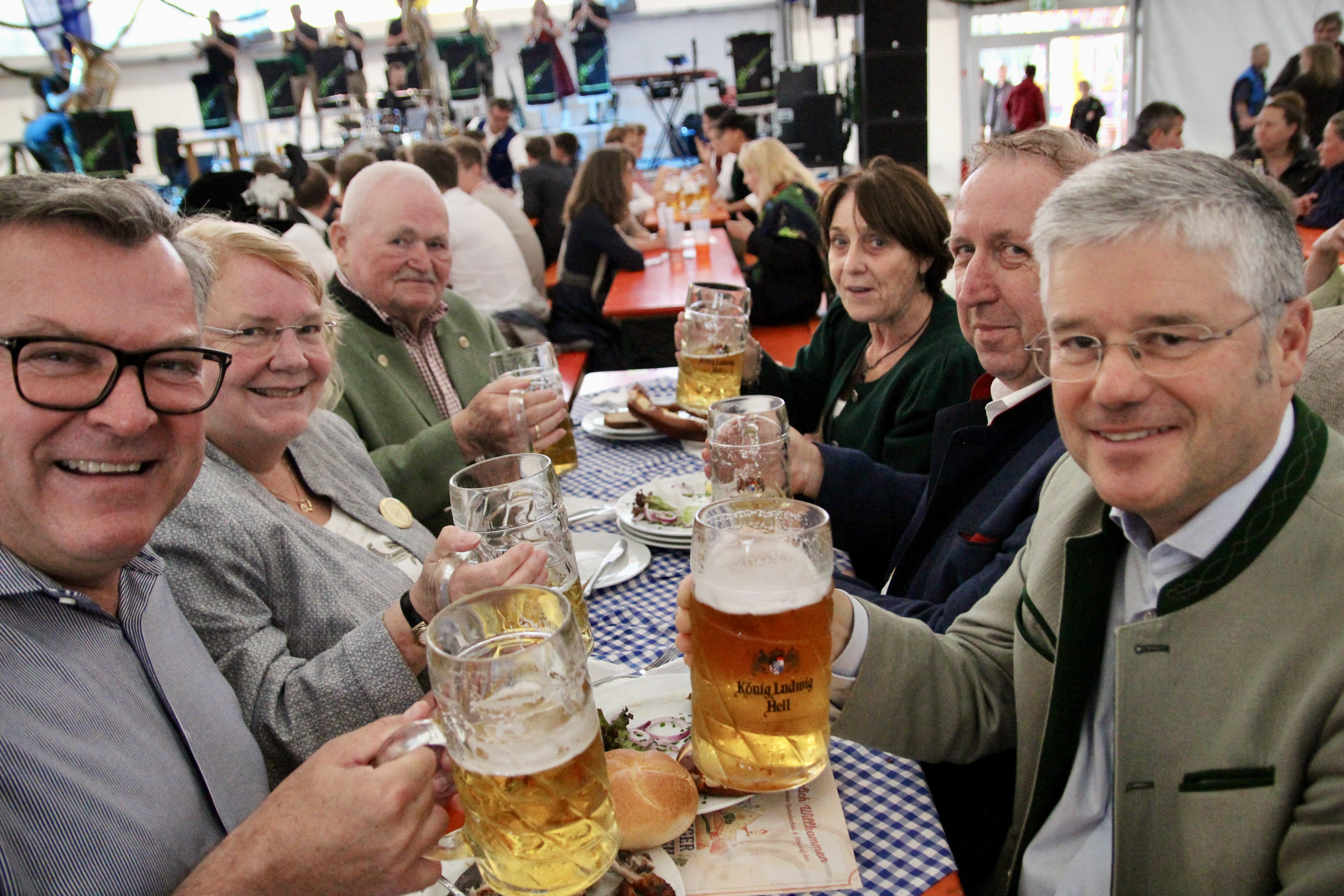 V.l. Josef Schmid, Barbara Kuhn, Lenz und Agathe Strohmeier und vorn im Bild Winfried Kaum