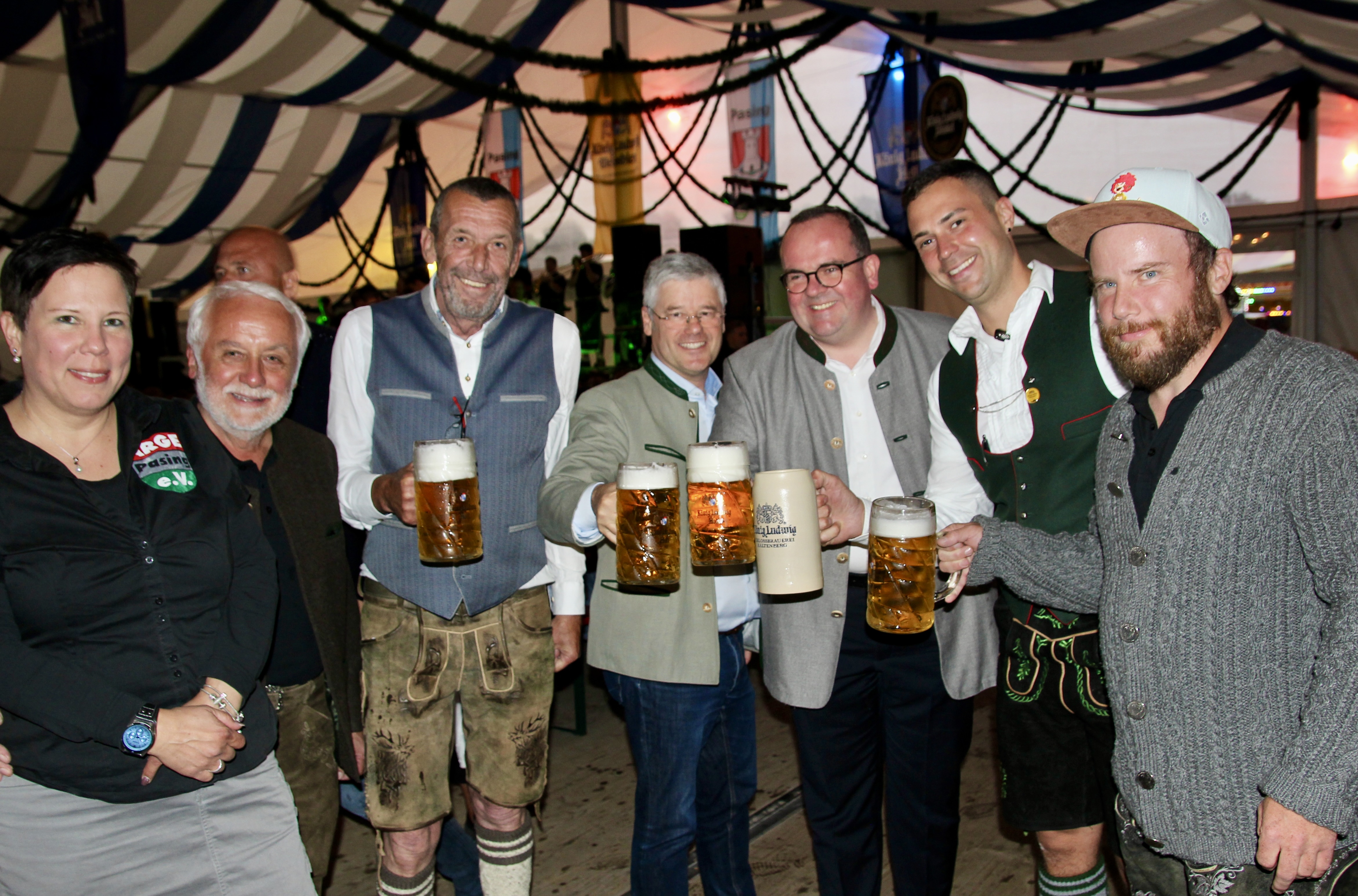 ARGE-Chef Andreas Kirchmeier, Festwirt Michael Lauterbacher, Clemens Baumgärtner, Stadtrat Winfried Kaum, Toni Hinkofer, Herbert Flammensbeck und Stefanie Denk v.r.