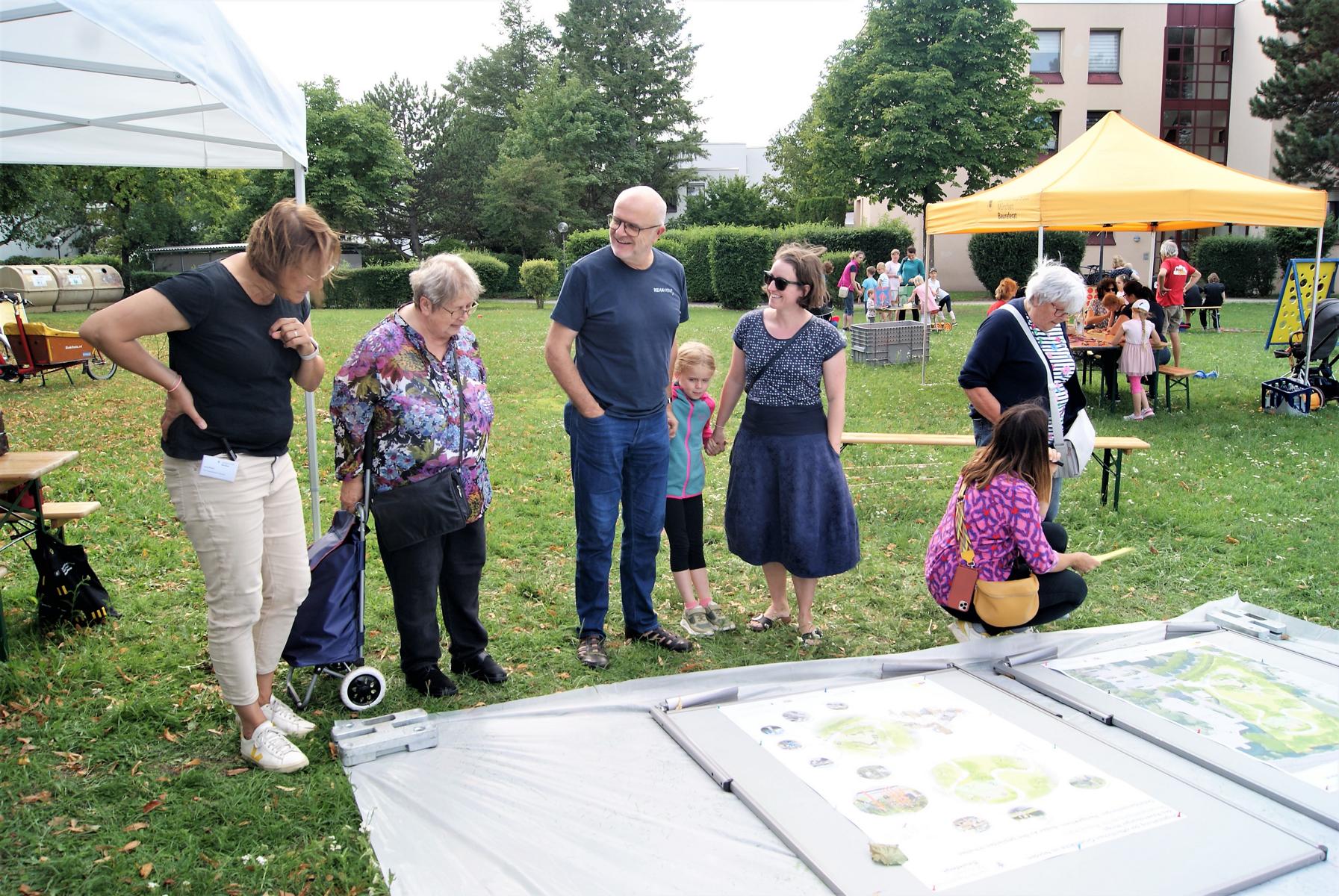 Anja Wetzel (links) erklärt den Anwohnern die vorgesehene Planung.