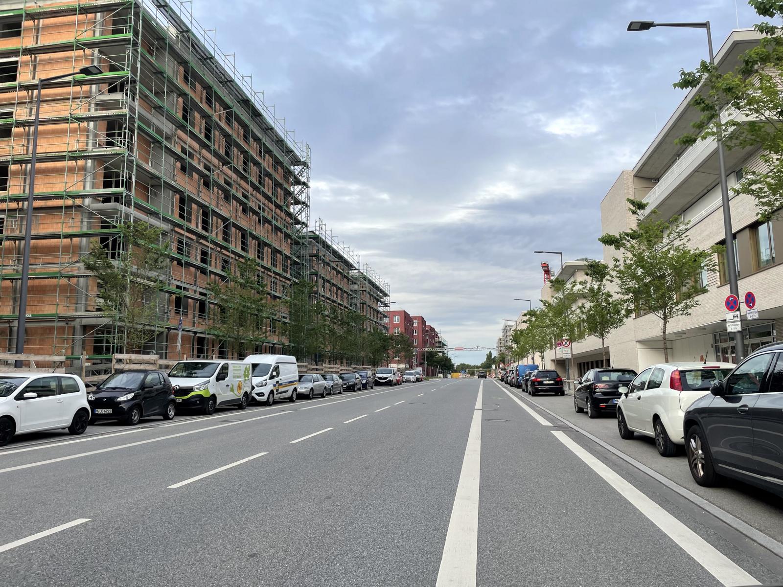 Auf dem gerade Straßenverlauf der Helmut-Schmidt-Allee kommt es immer wieder zu illegalen Autorennen, beklagt ein Anwohner.